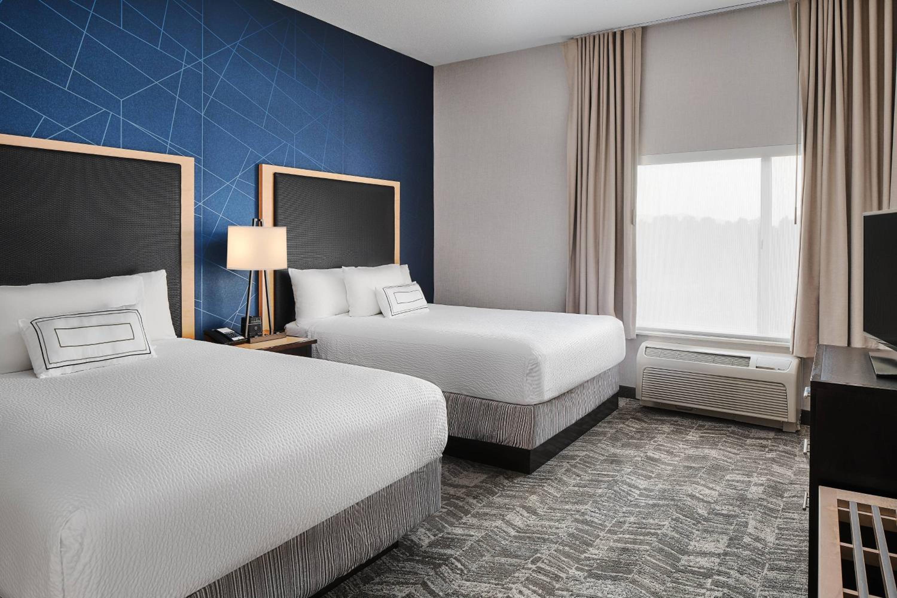 Queen Suite with Two Queen Beds and Sofa Bed - Photo 3