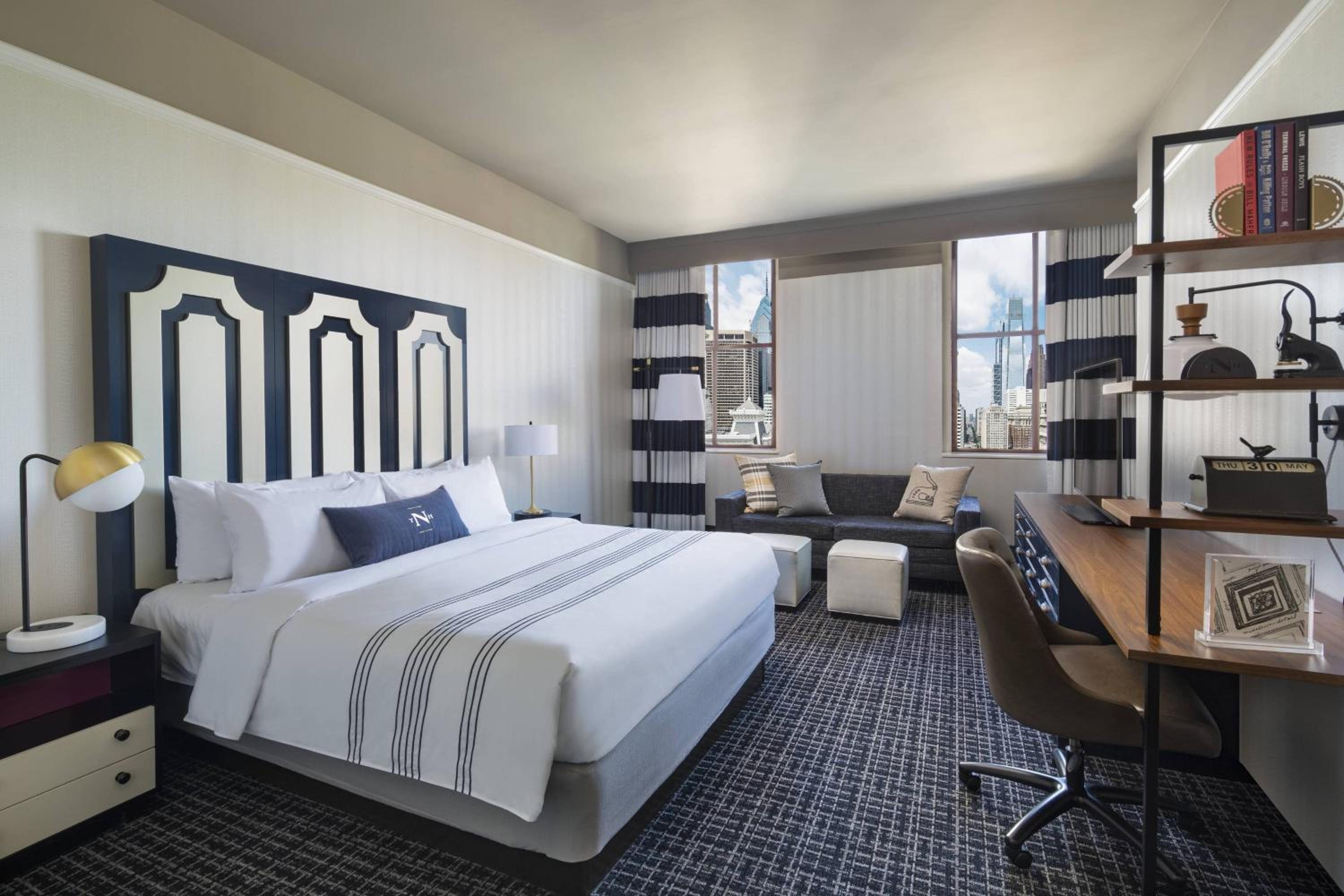 Guest room, 1 King, City view - Photo 1