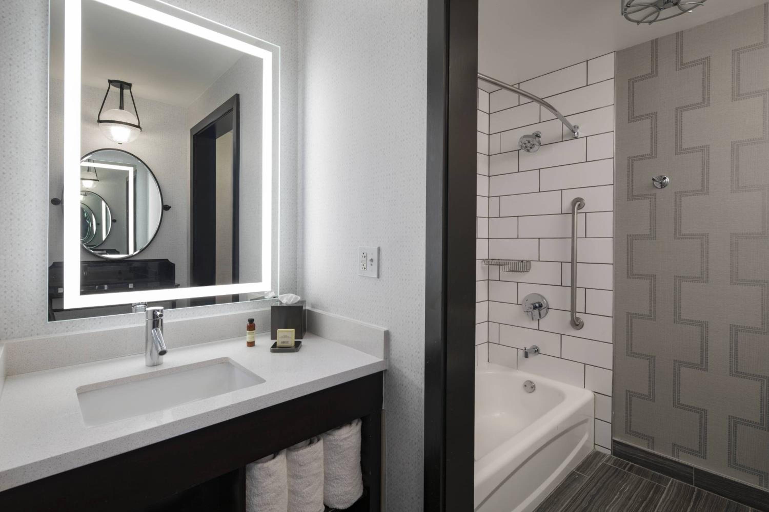 Guest Room, 1 King - Photo 2