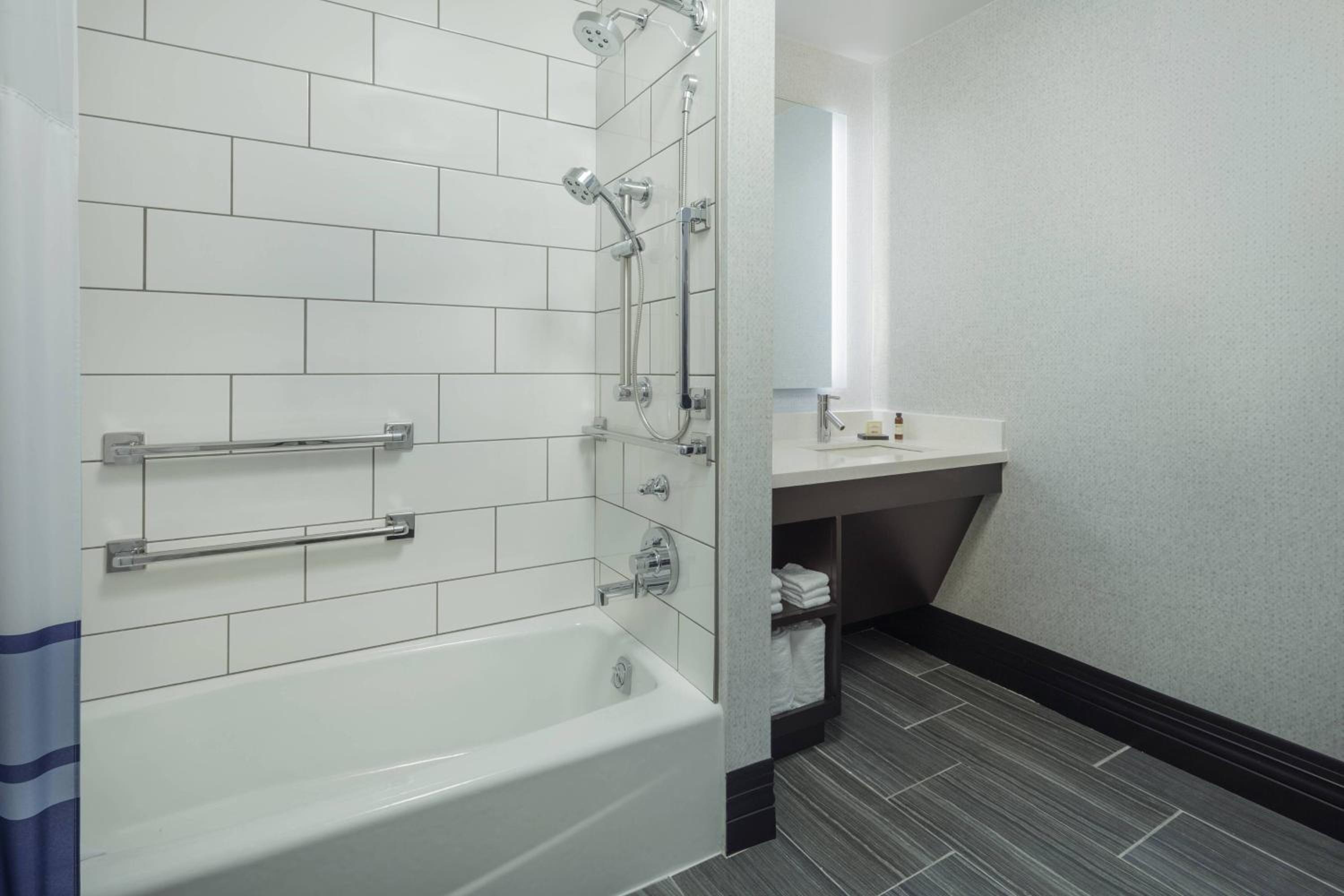 Guest Room, 1 King - Photo 7