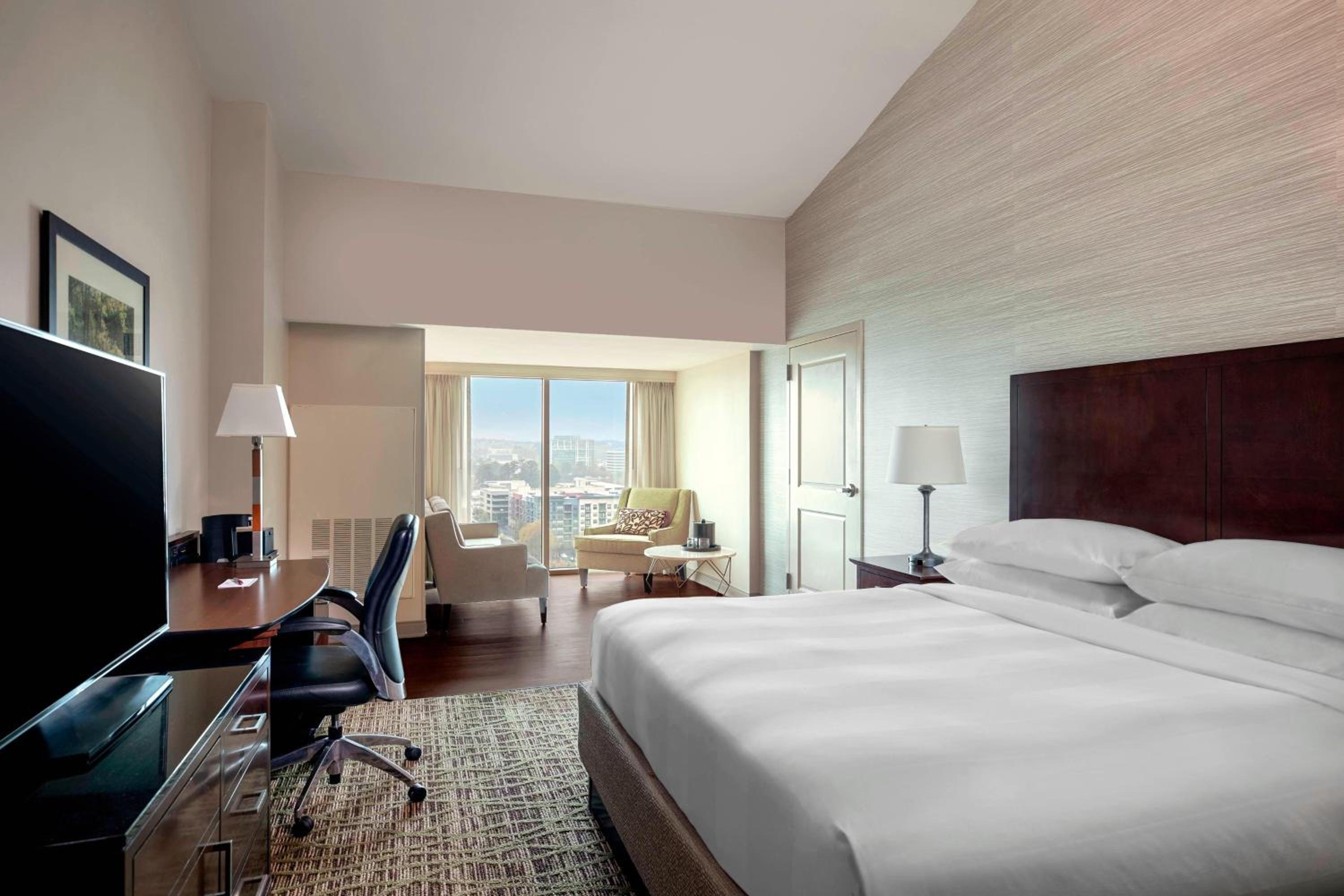 King Room with Adapted Tub - Mobility Accessible/Club Lounge Access - Photo 5