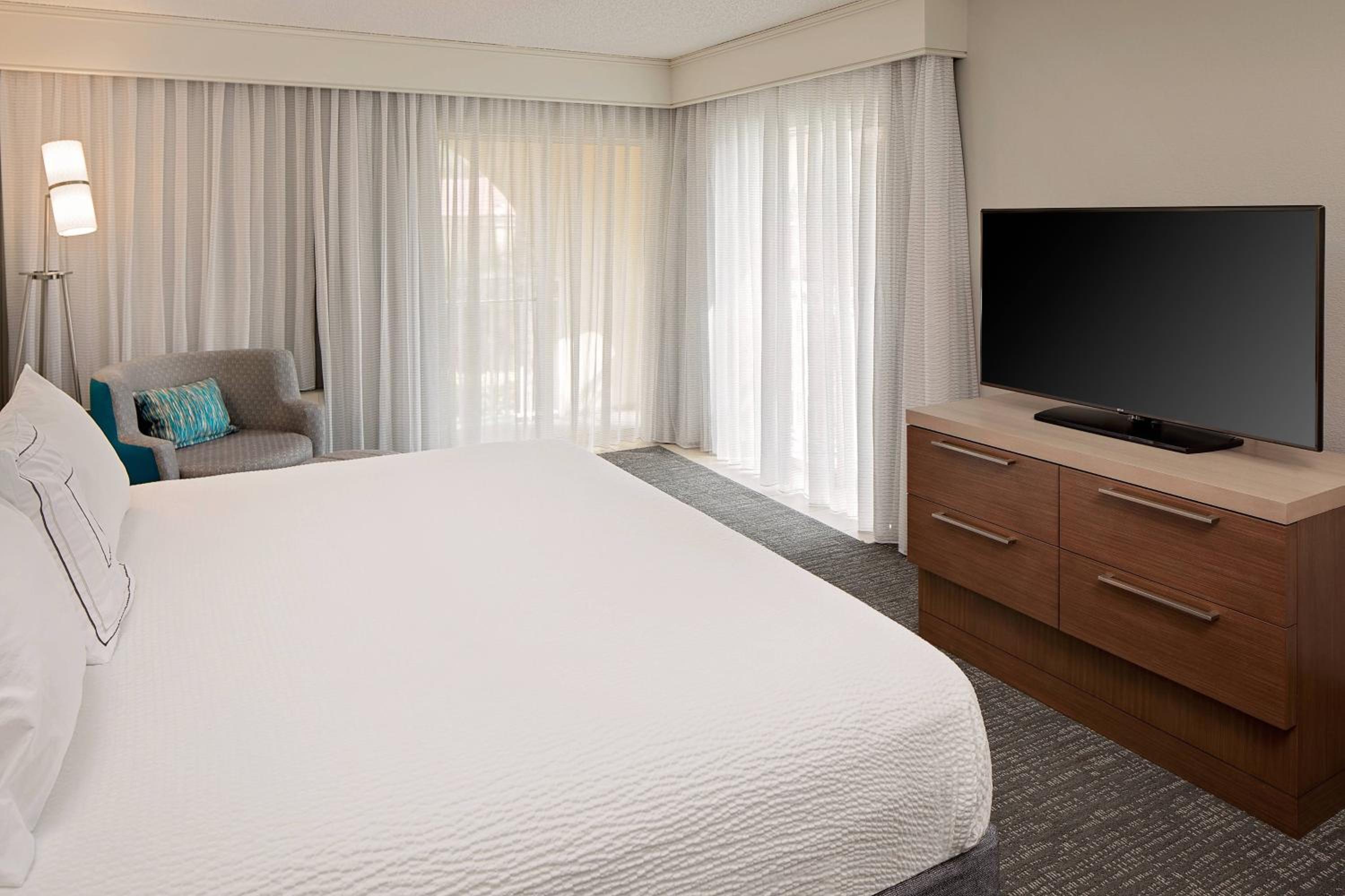 One-Bedroom King Suite - Non-Smoking - Photo 2