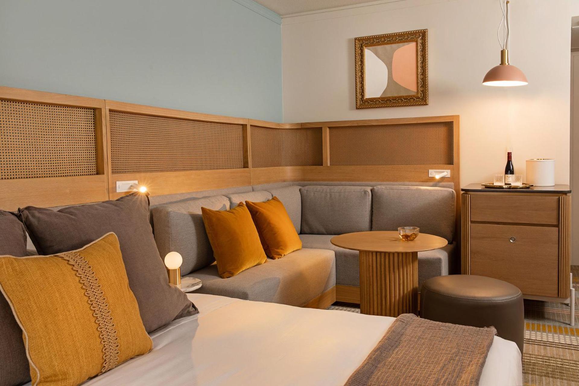 Superior King Room with Cityview - Photo 3