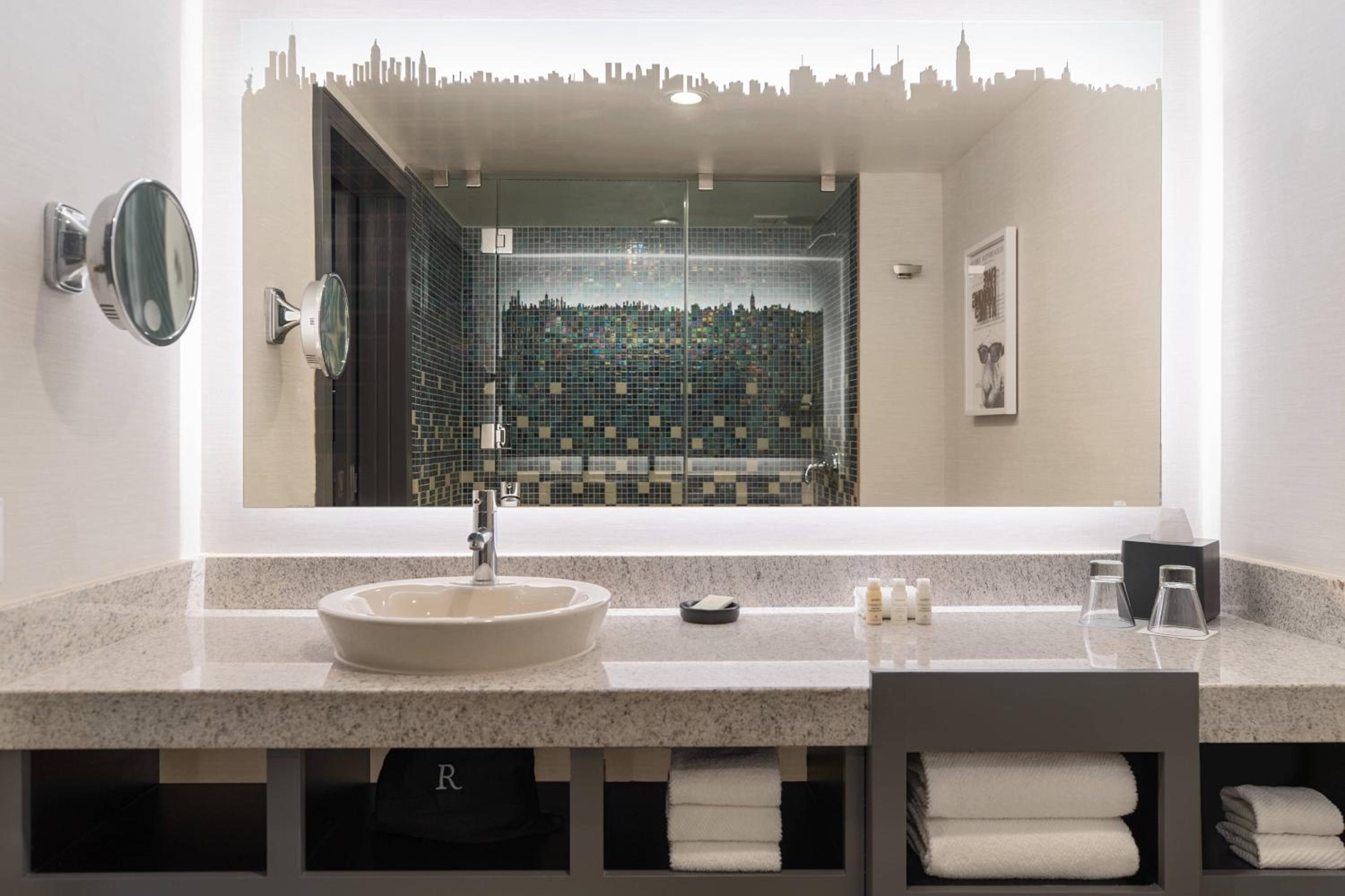 King Room with Adapted Tub - Mobility and Hearing Accessible thumbnail 6