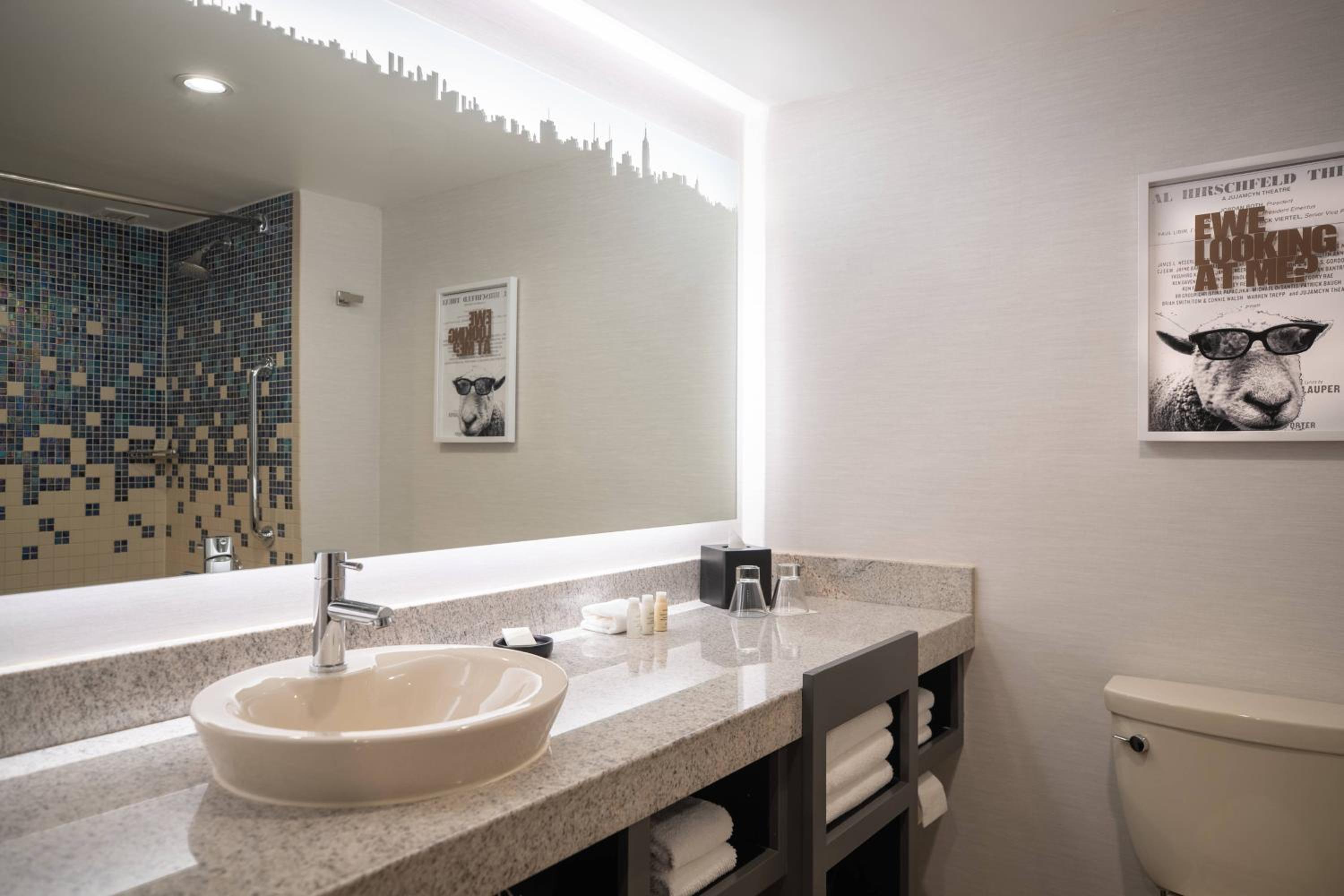 King Room with Adapted Tub - Mobility and Hearing Accessible thumbnail 5
