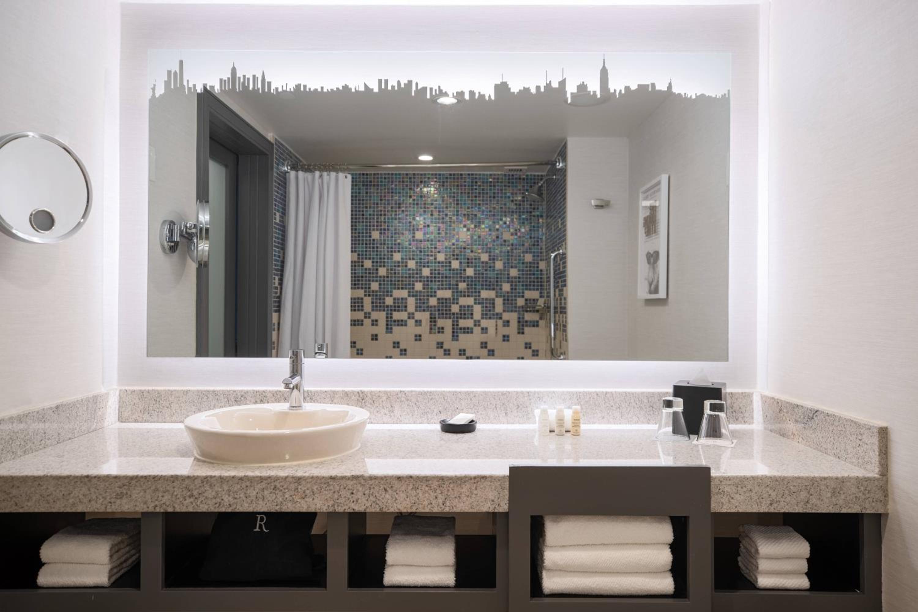 Executive One-Bedroom King Suite - High Floor thumbnail 5