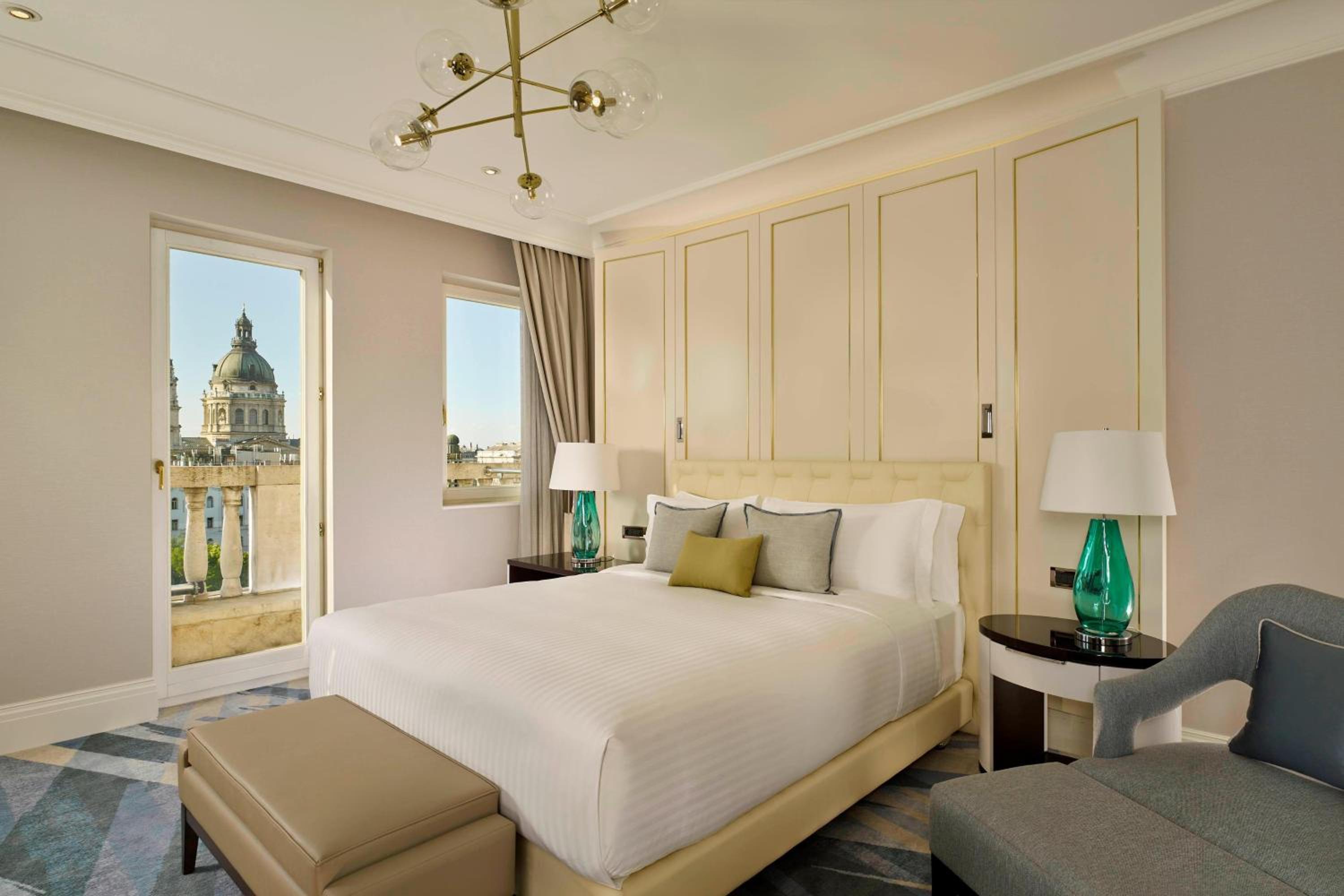 Bed & Sleeping Area