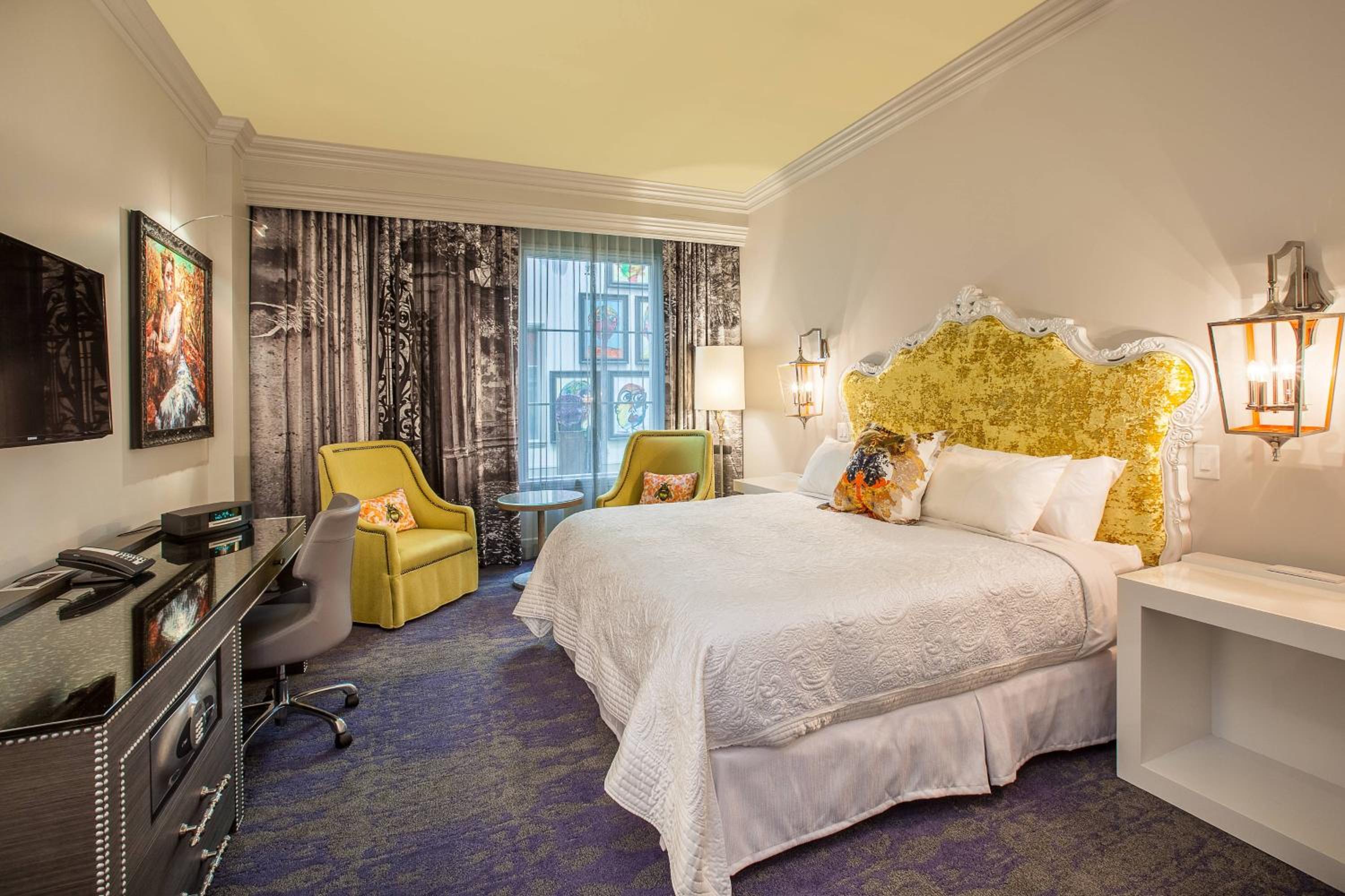 Guest room, 1 King, Atrium view (Mobility & Hearing Accessible w/ Roll-in Shower)