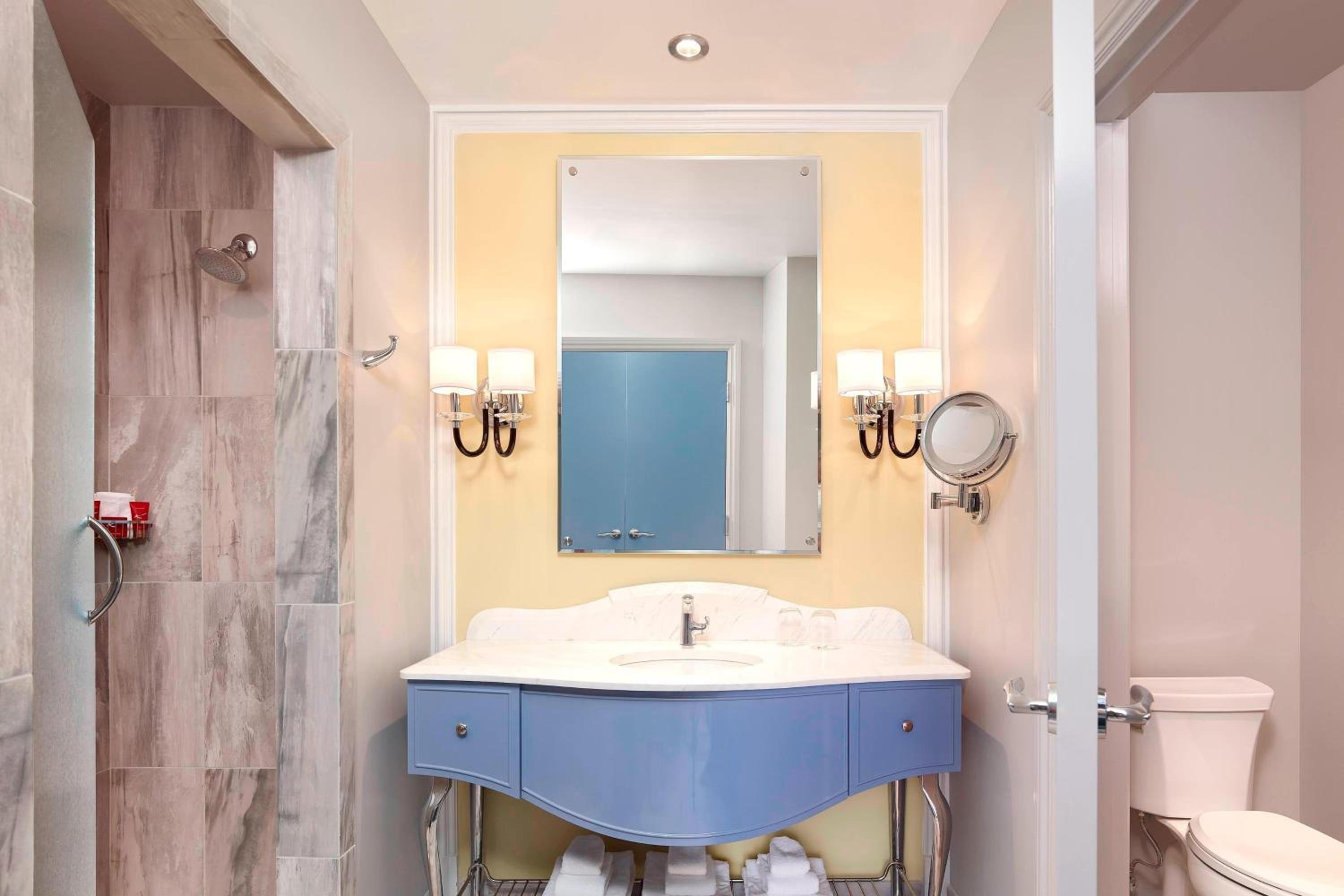 King Room with Transfer Shower - Mobility and Hearing Accessible