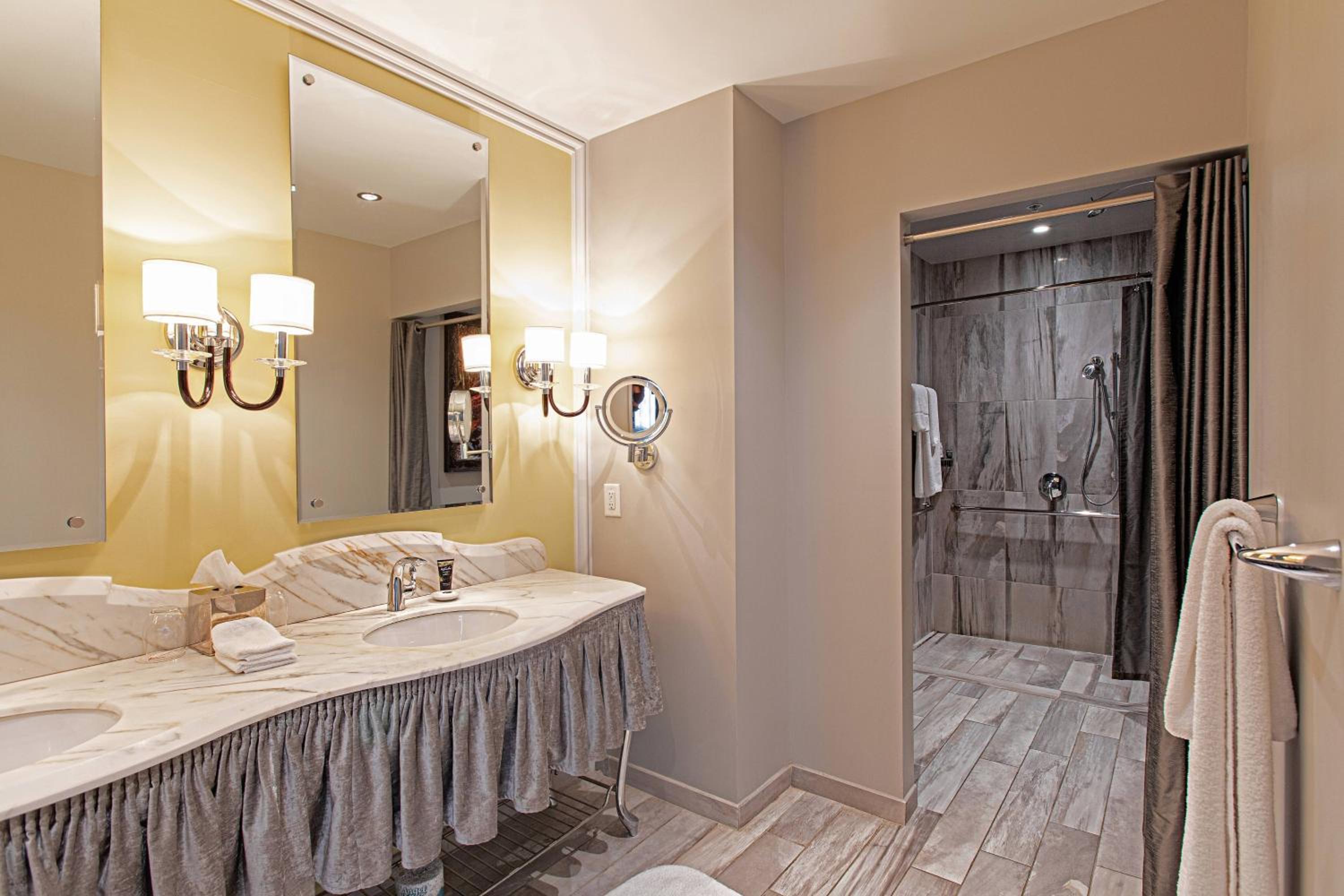 King Room with Transfer Shower - Mobility and Hearing Accessible