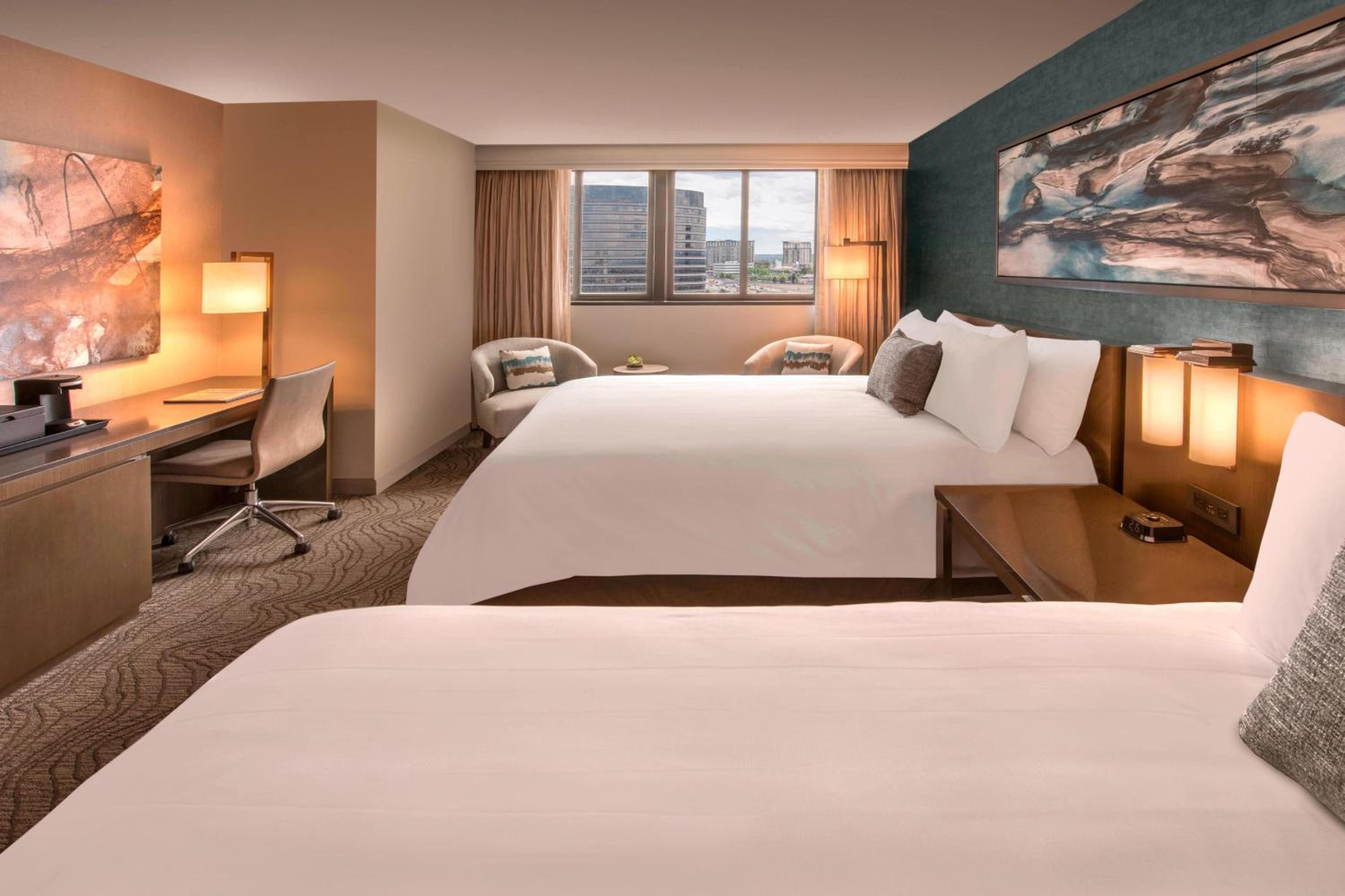 Queen Room with Two Queen Beds - Photo 4