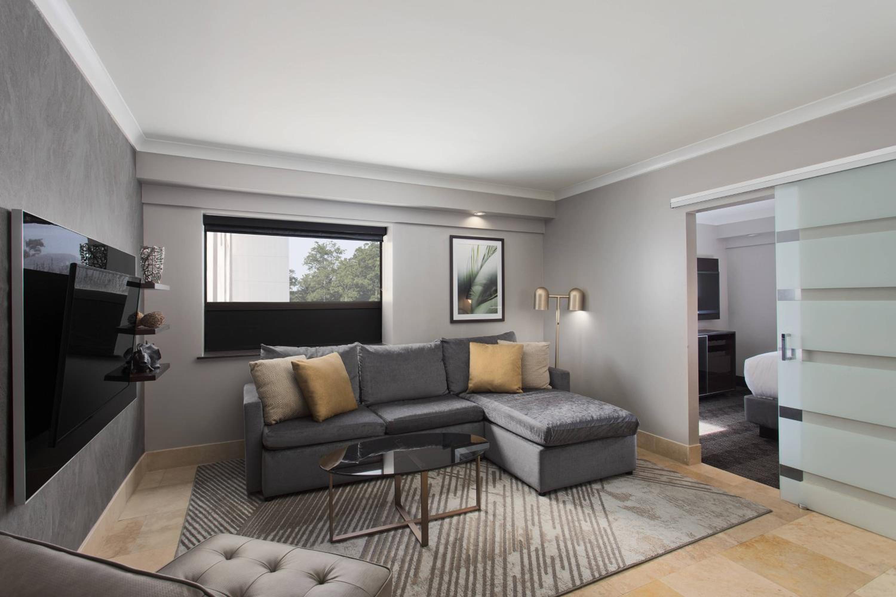 1 Bedroom Executive Suite, 1 Queen, Sofa bed photo 2