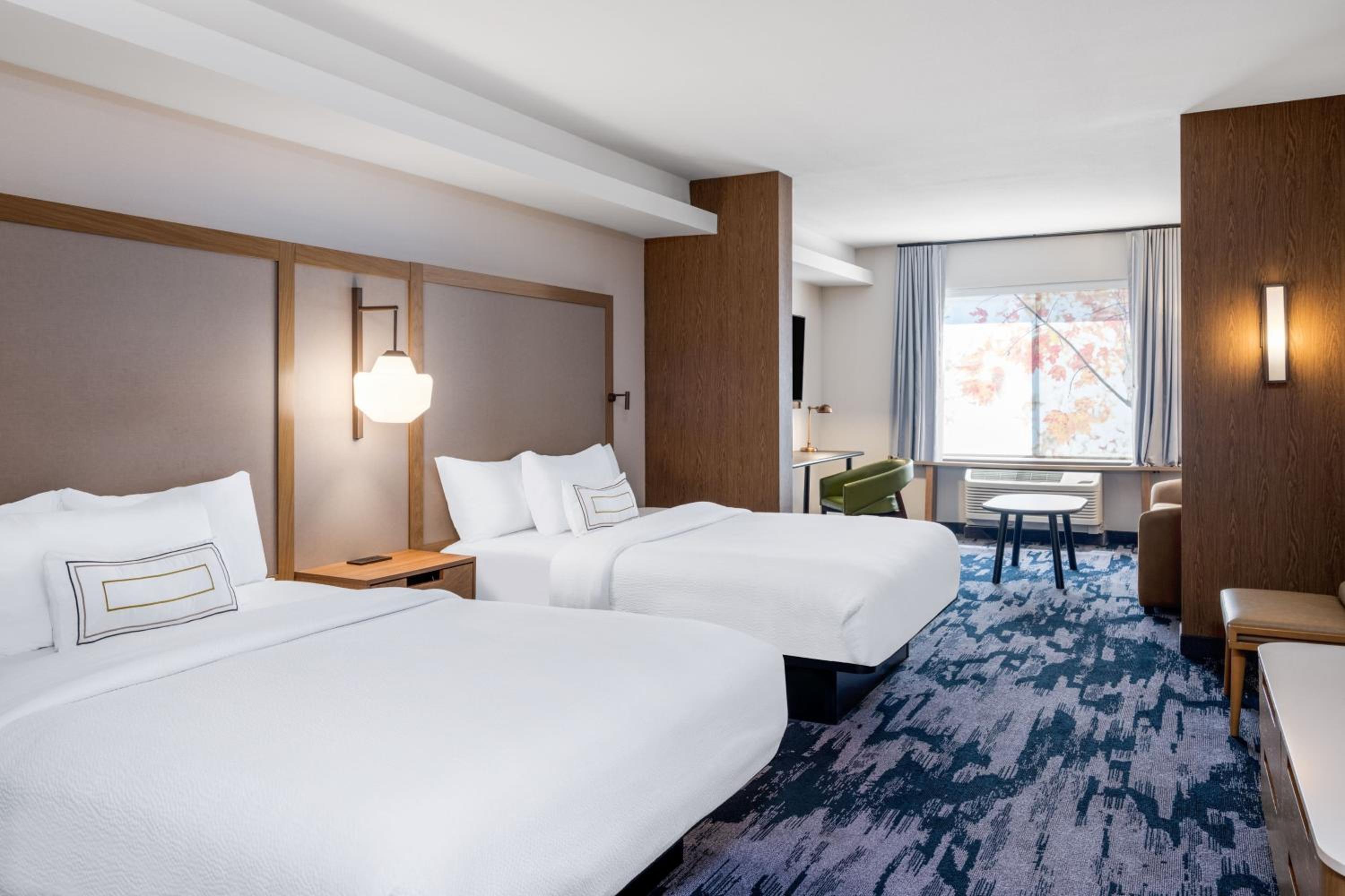 Queen Suite with Two Queen Beds, Bathtub and Sofa Bed - Mobility Access - Photo 2