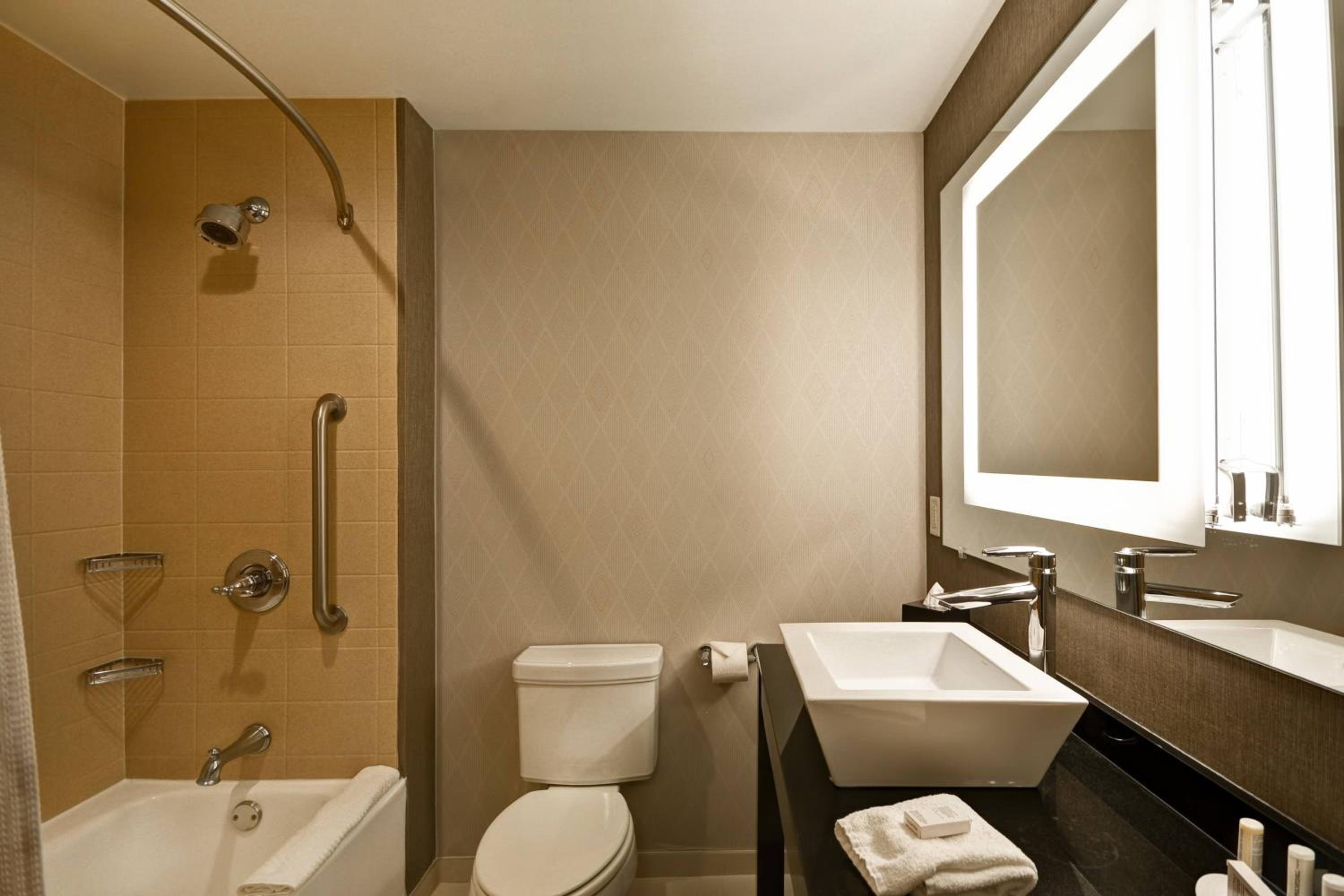 King Suite - Non-Smoking - Photo 2