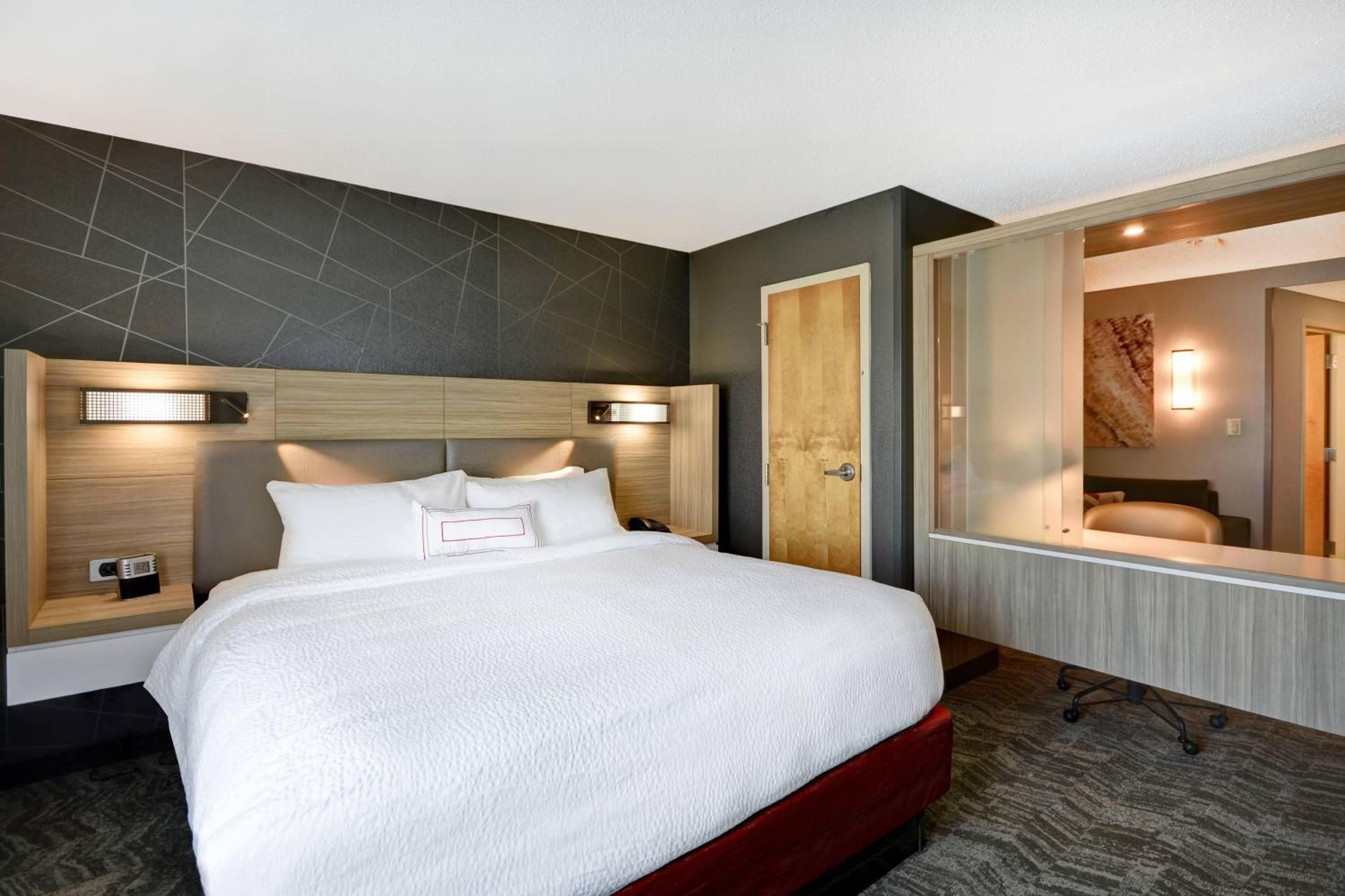 King Suite - Non-Smoking - Photo 1