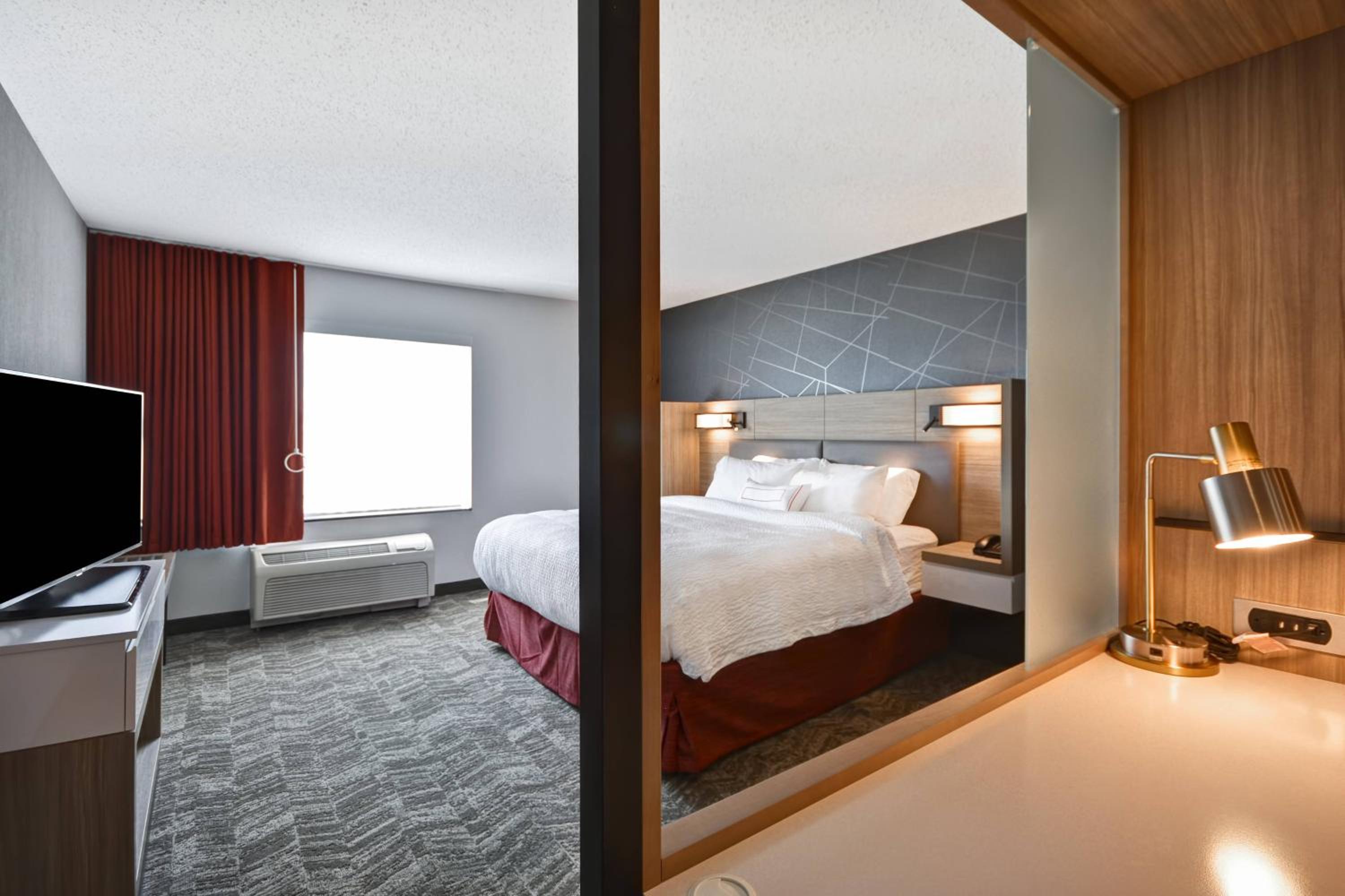 King Suite - Non-Smoking - Photo 4