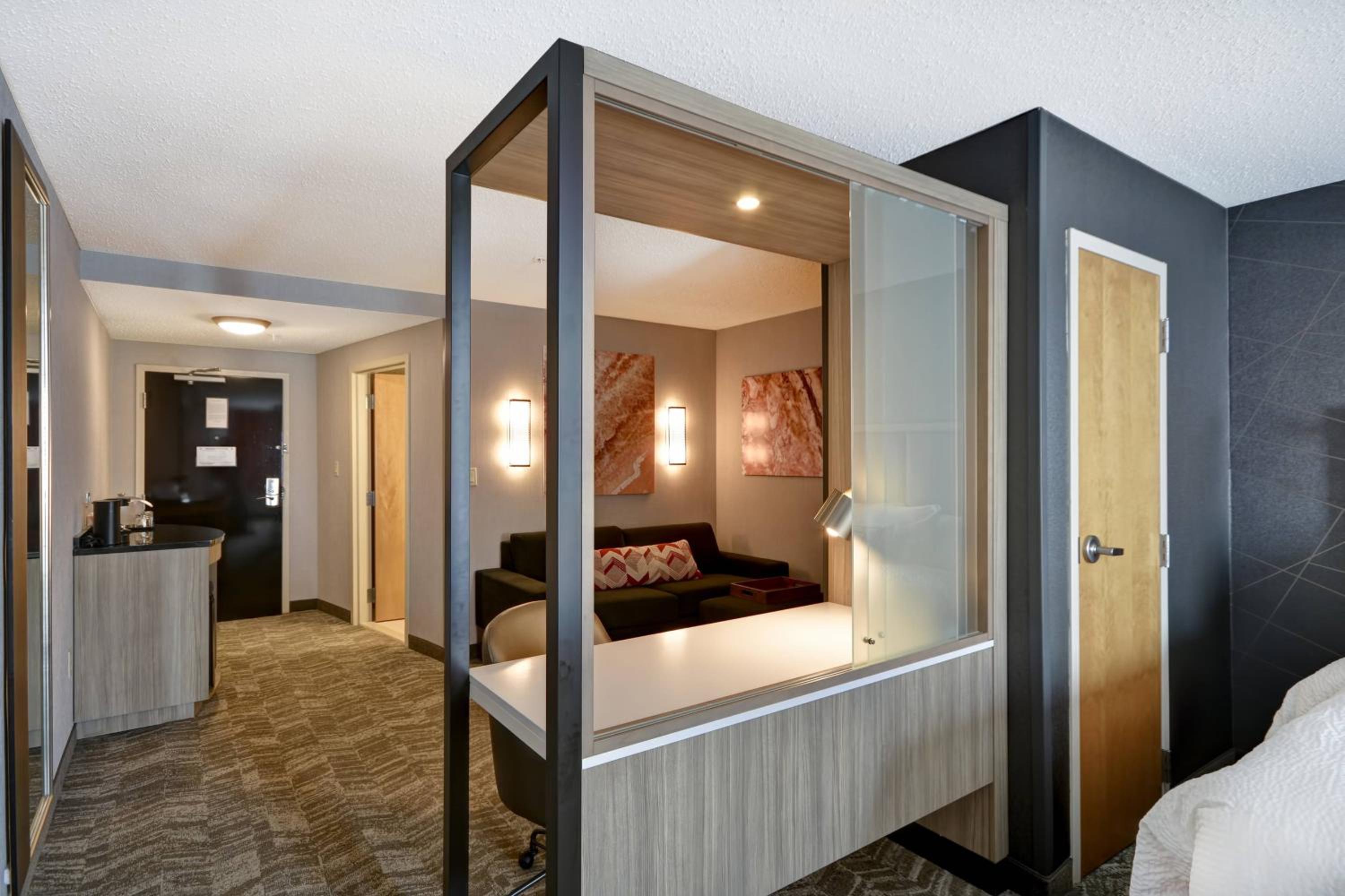 King Suite - Non-Smoking - Photo 3