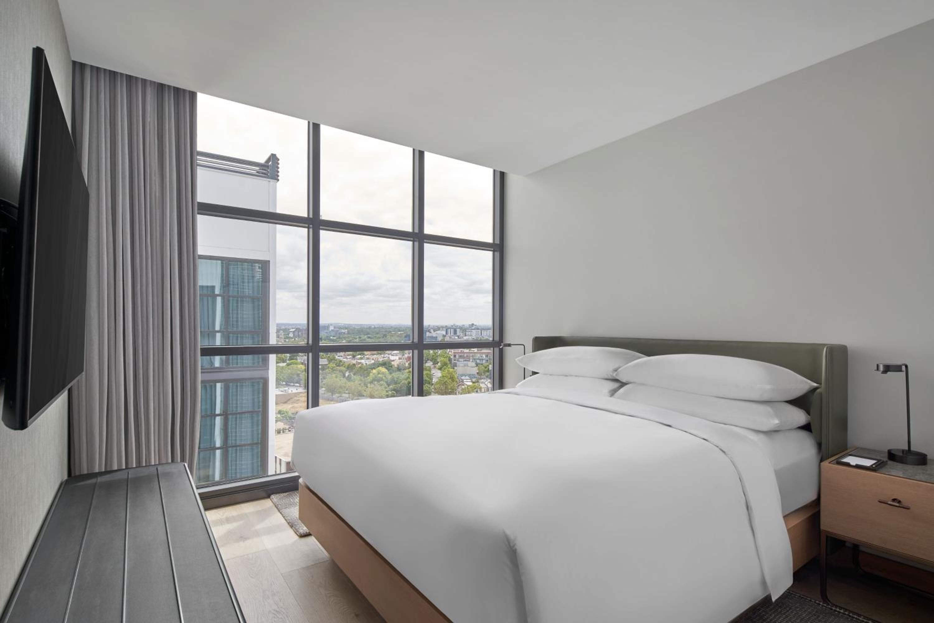 King Suite with City View - Photo 4