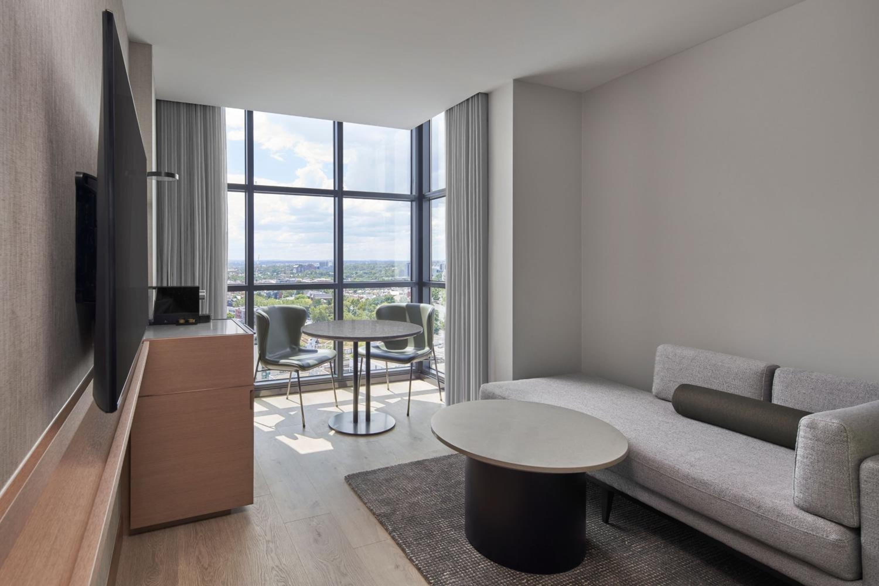 King Studio with City View - Photo 1