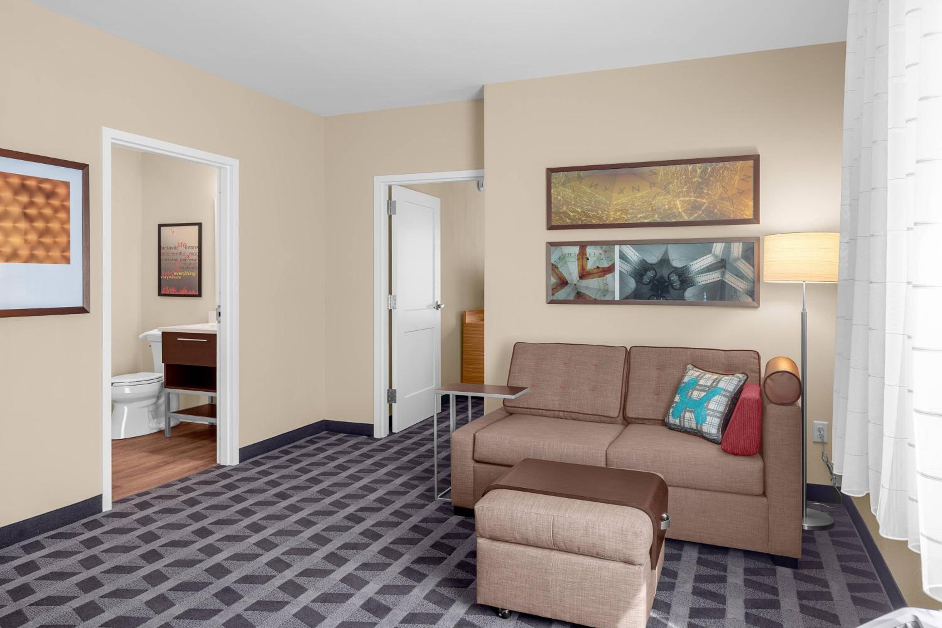 1 Bedroom Suite, 1 Queen, Sofa bed - Photo 1