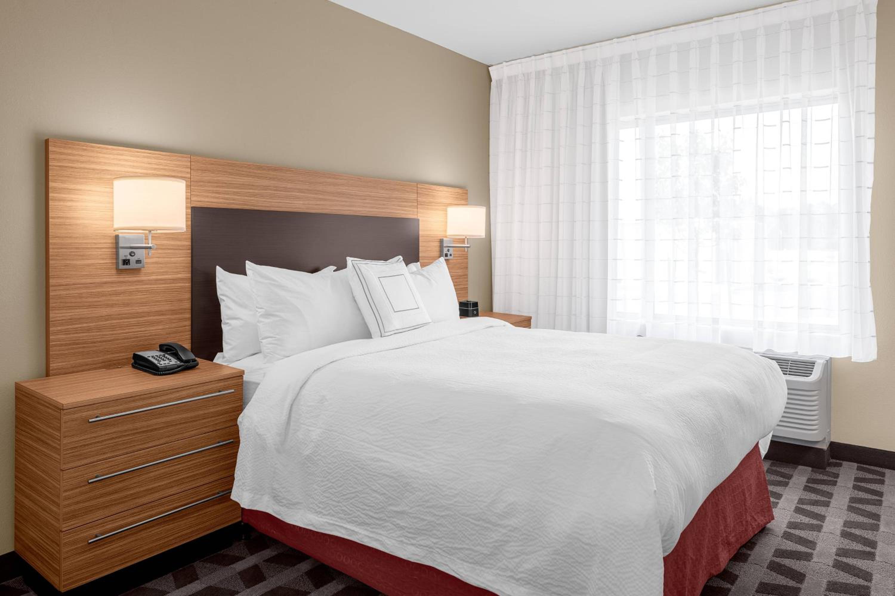 1 Bedroom Suite, 1 Queen, Sofa bed - Photo 3