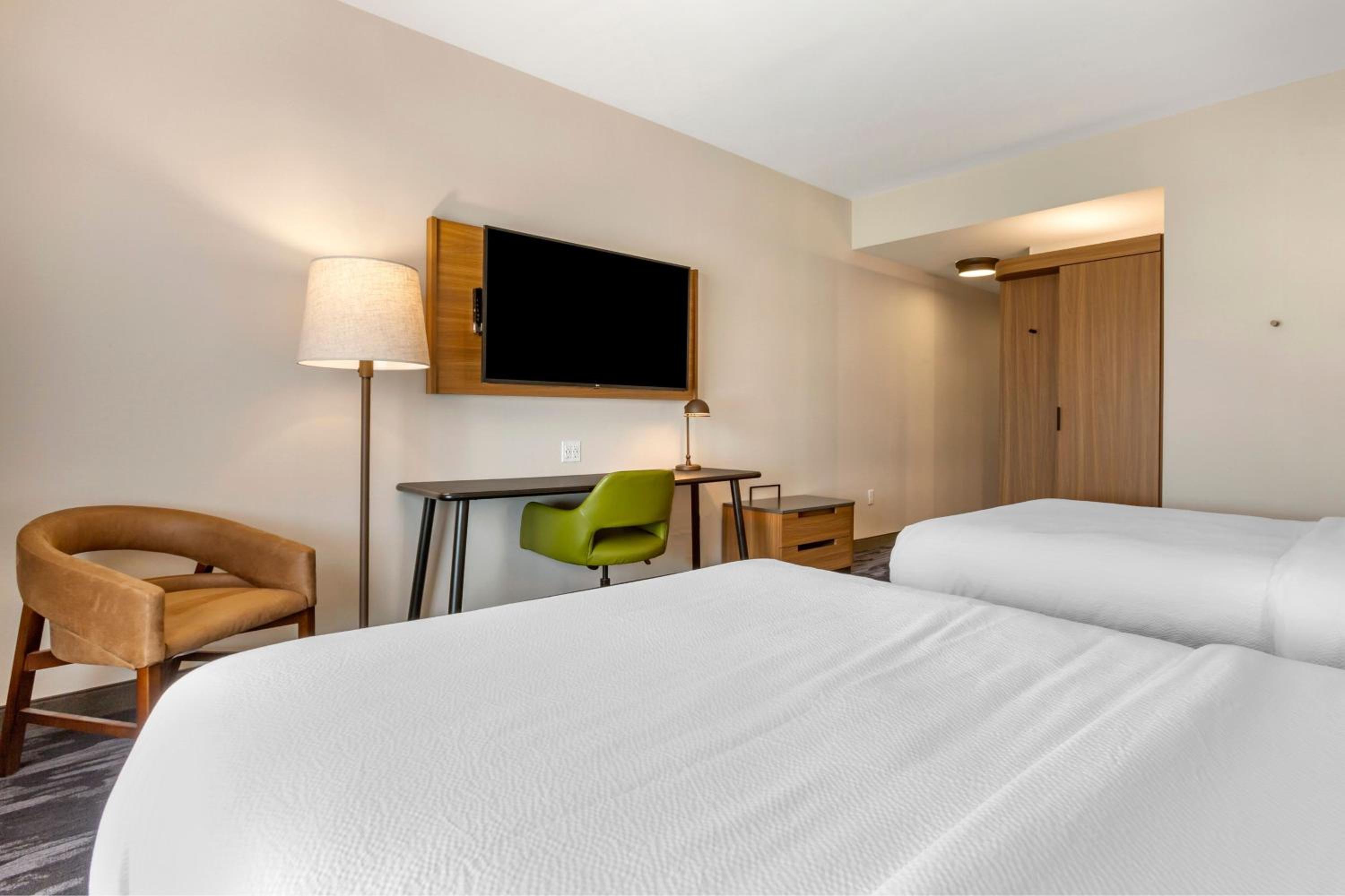 Queen Room with Two Queen Beds (Non Smoking) photo 2