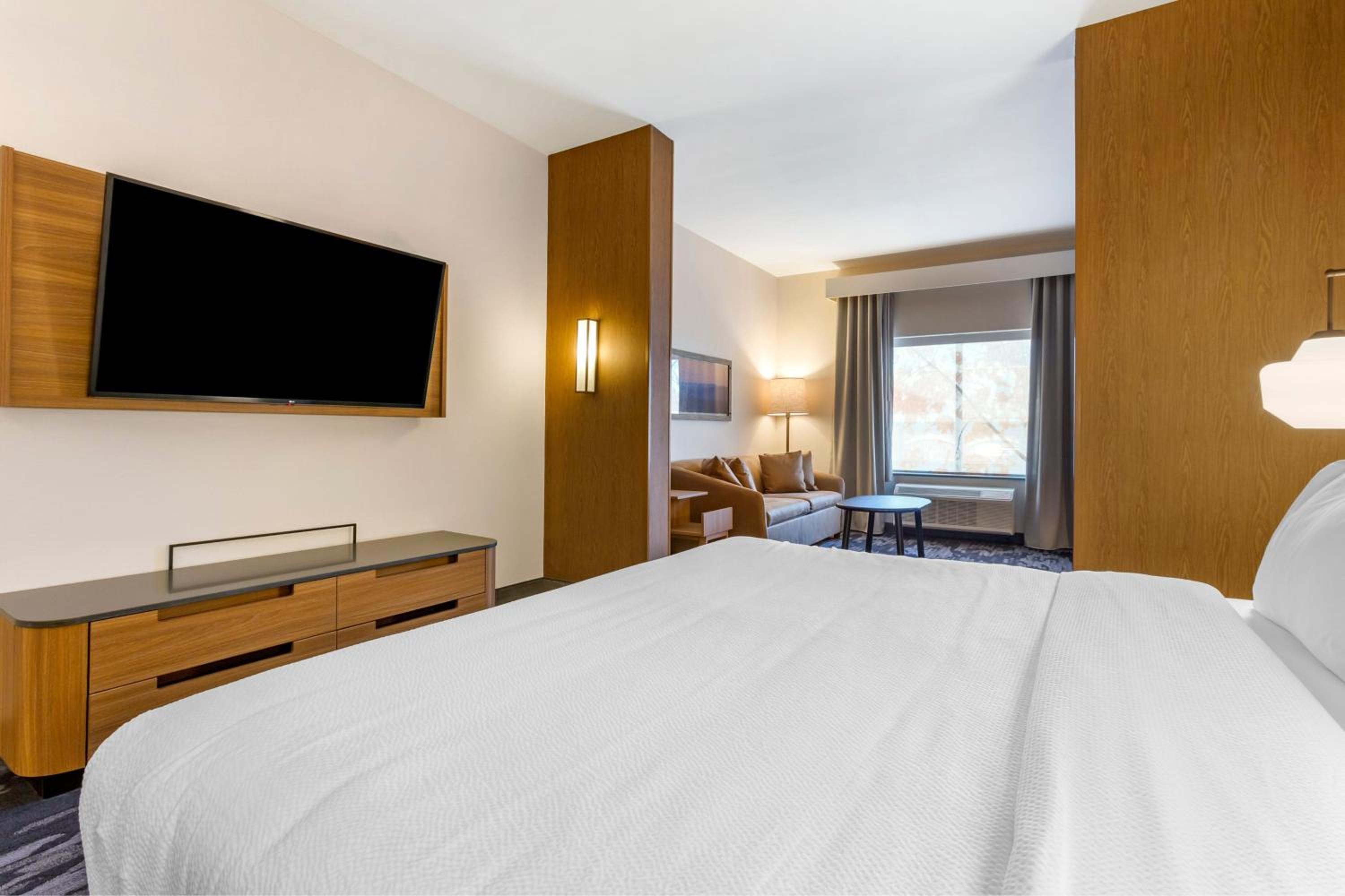 Suite with One King Bed and Sofa Bed (Non Smoking) photo 3