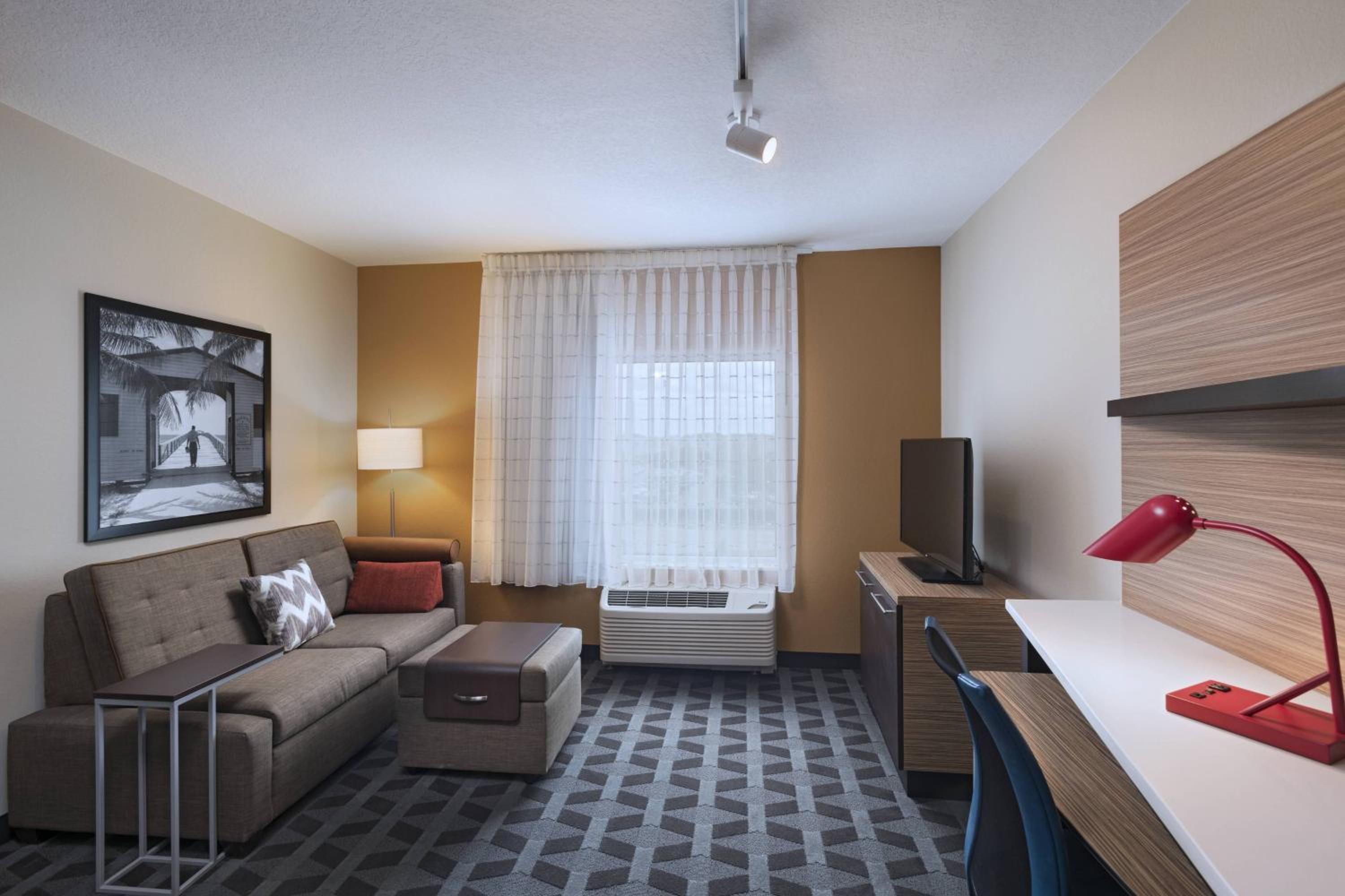 1 Bedroom Suite, 1 Queen, Sofa bed - Photo 1