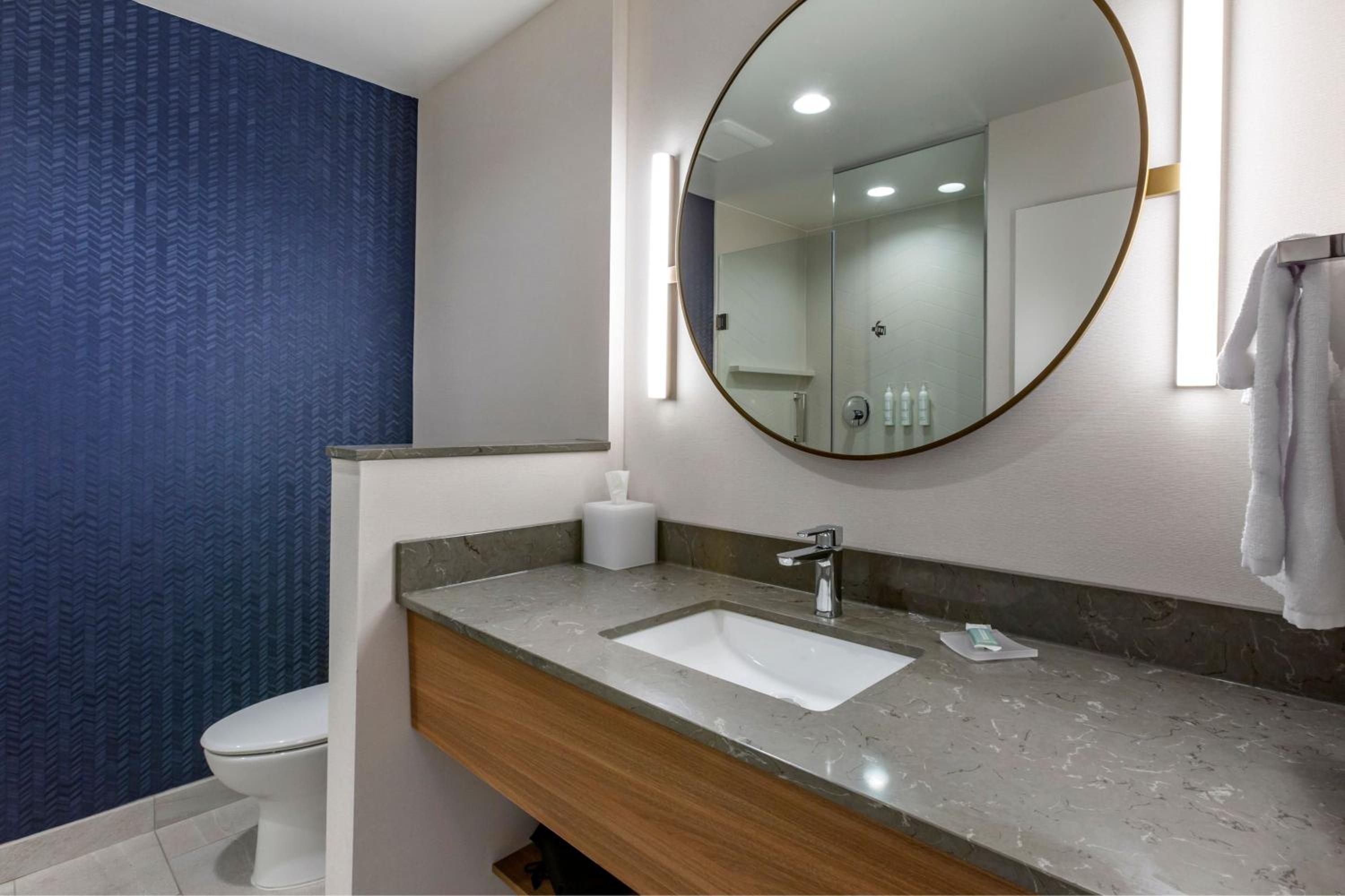 King Room - Hearing Accessible photo 3