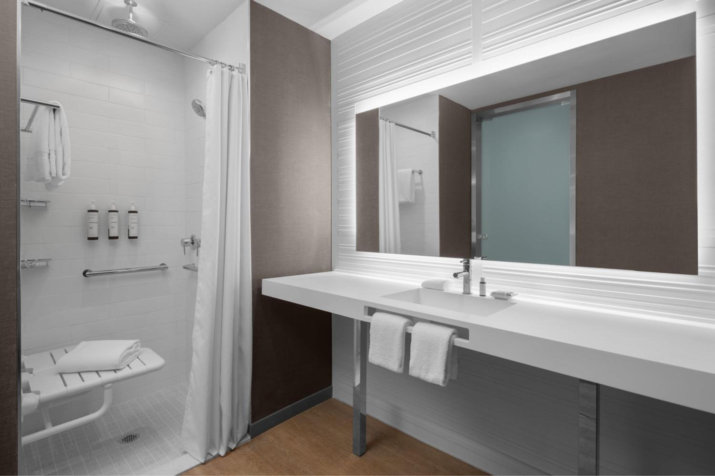 Guest Room with 2 King Bed, Pool View thumbnail 5