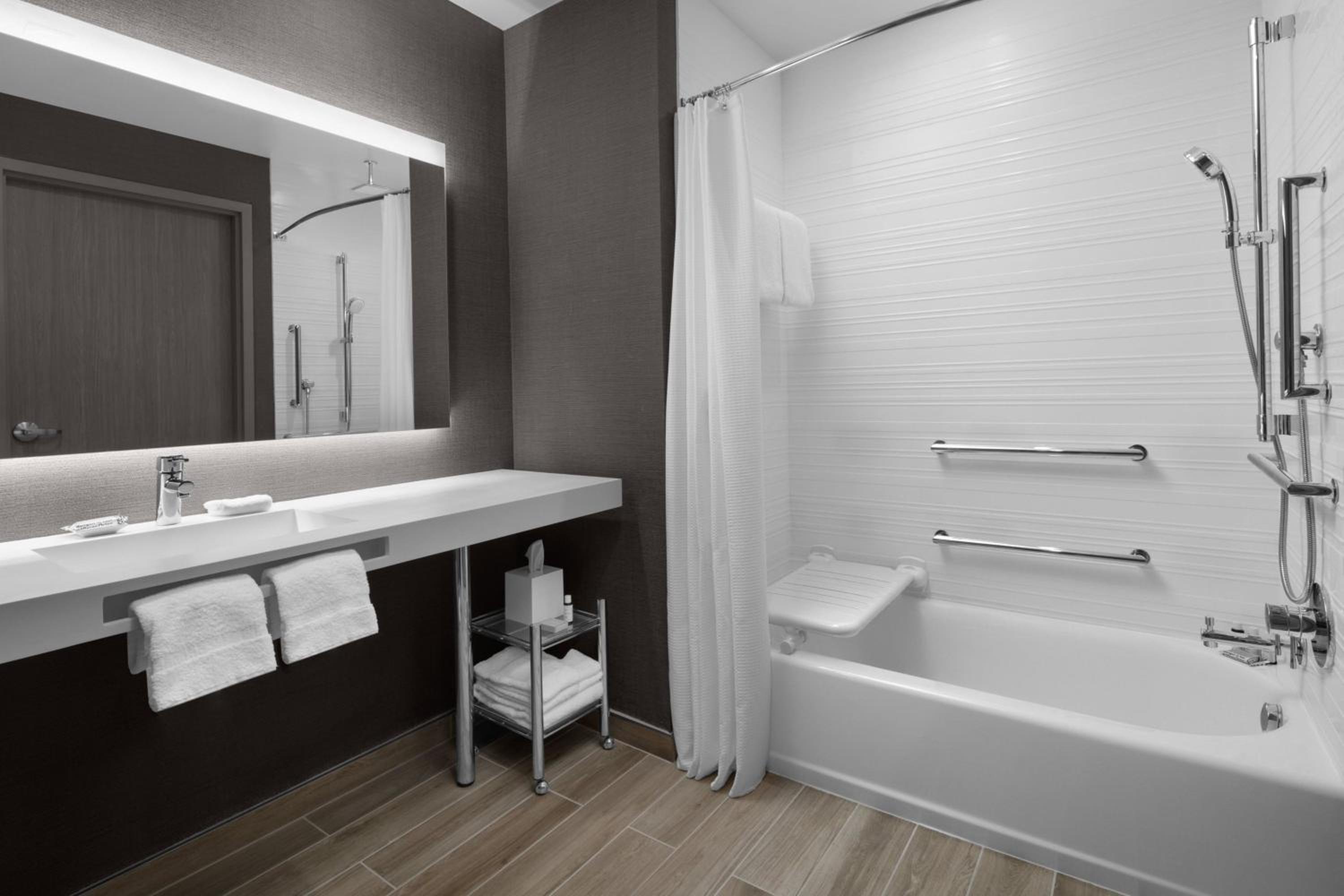 Guest Room with 2 King Bed, Pool View thumbnail 6