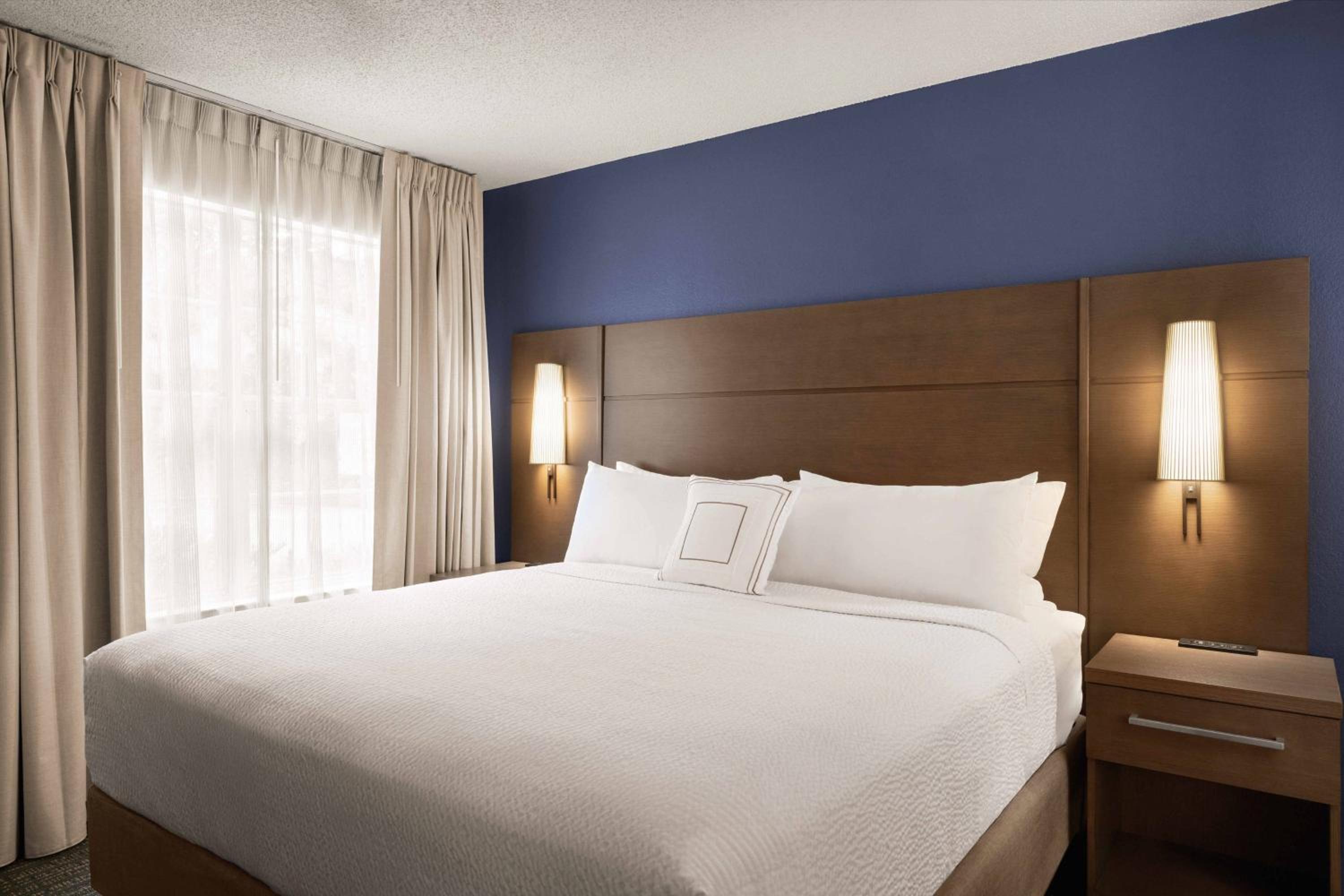 Two-Bedroom Queen Suite - Photo 2