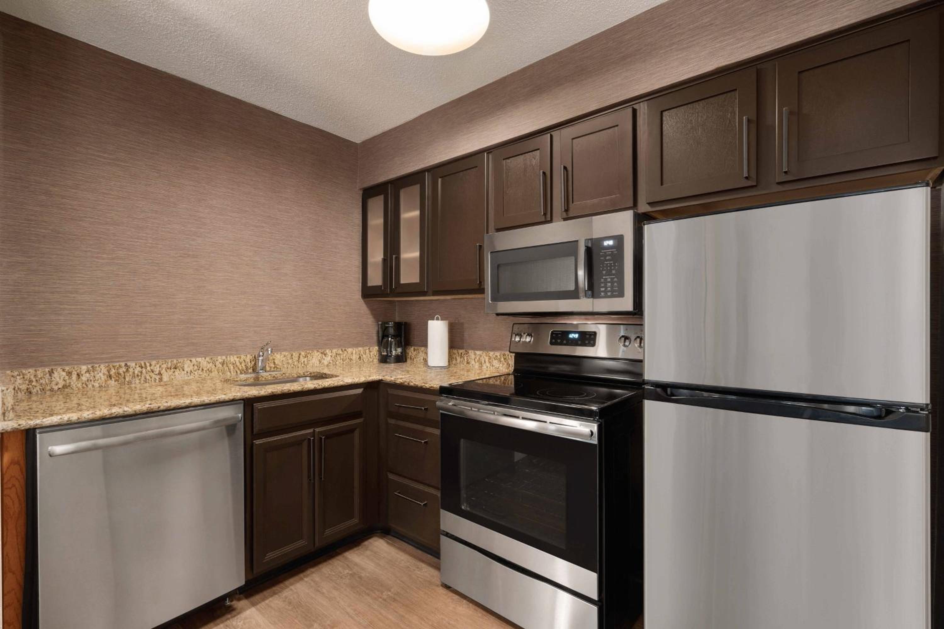 Two-Bedroom Queen Suite - Photo 3