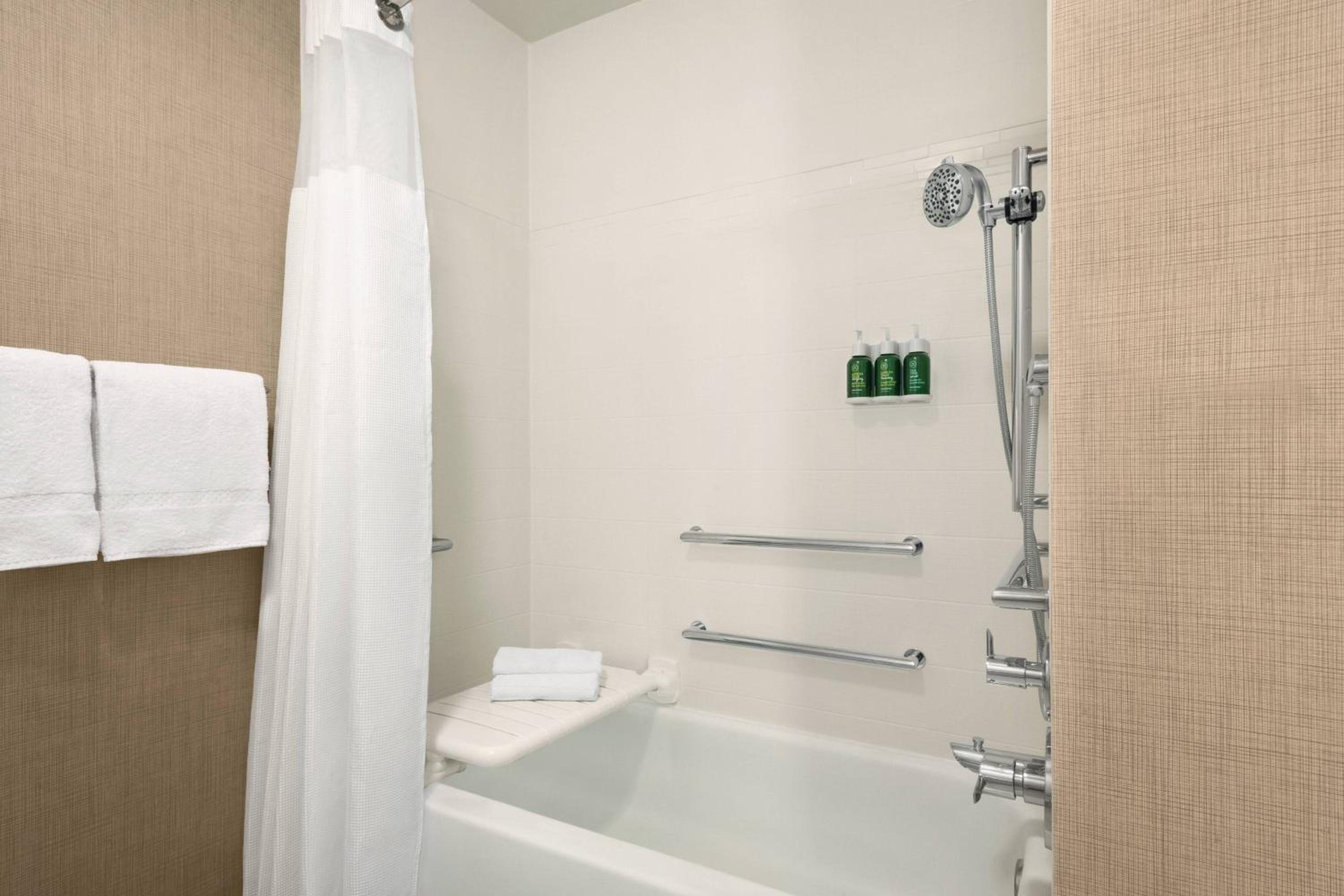 One-Bedroom Queen Suite - Non-Smoking - Photo 4