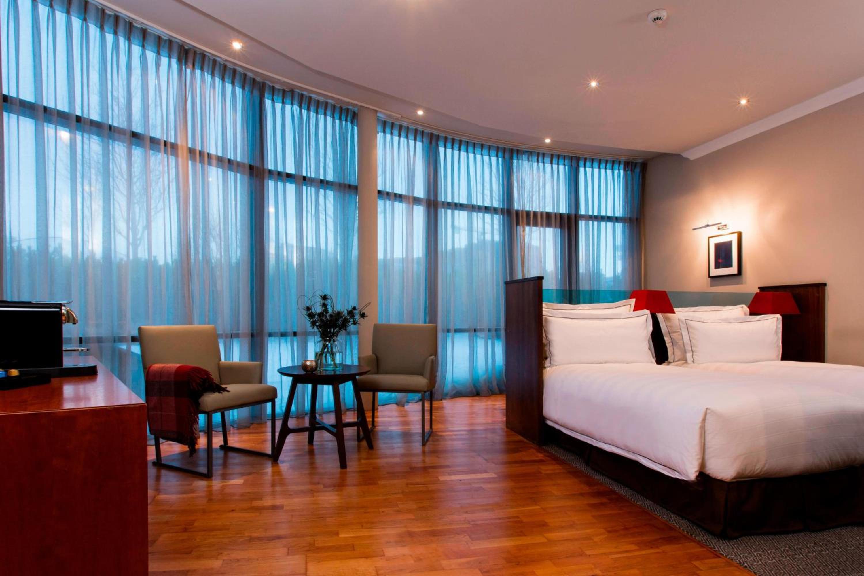 Signature Room, Guest room, 1 King - Photo 3