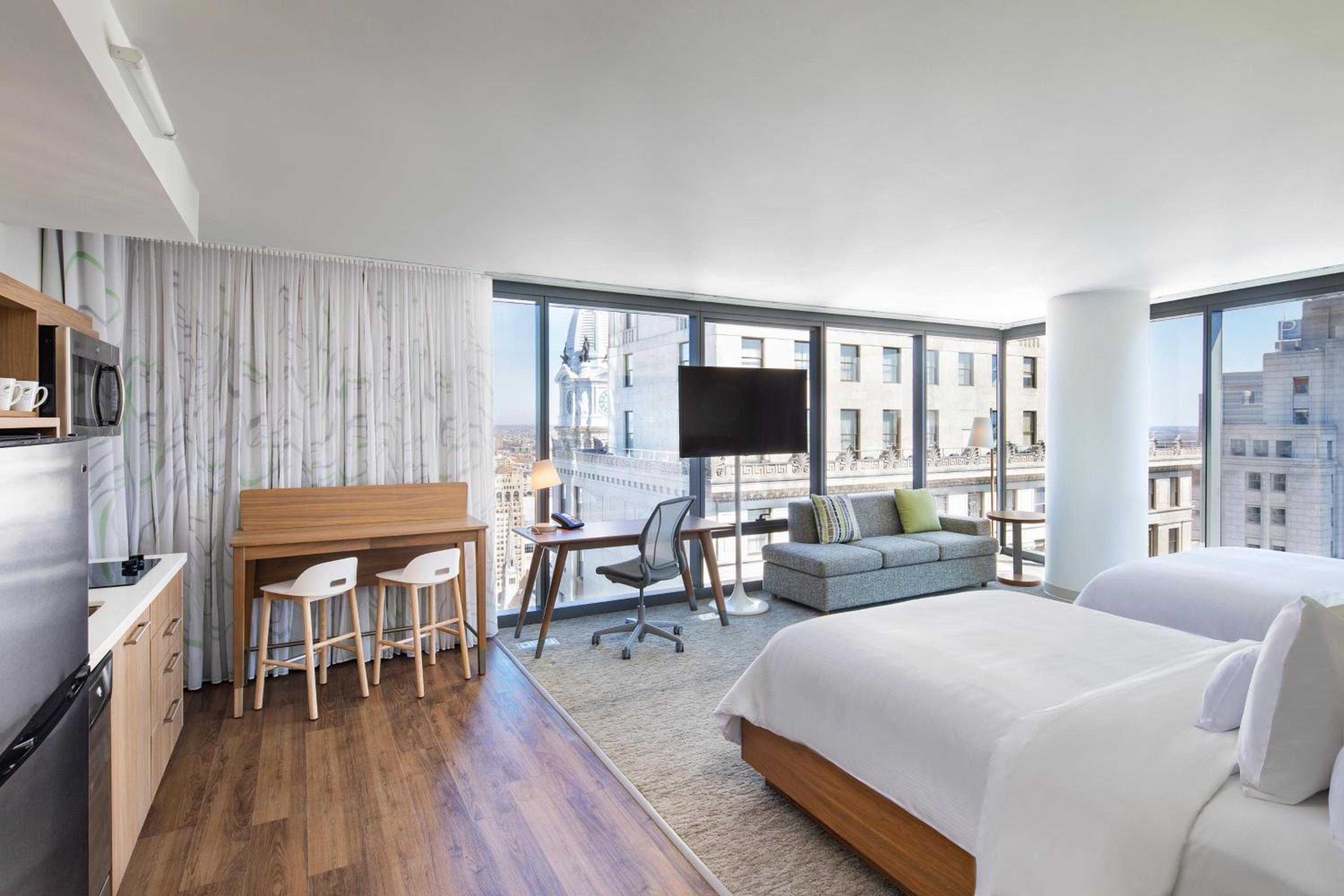Executive, Studio Suite, 2 Queen, City view - Photo 1