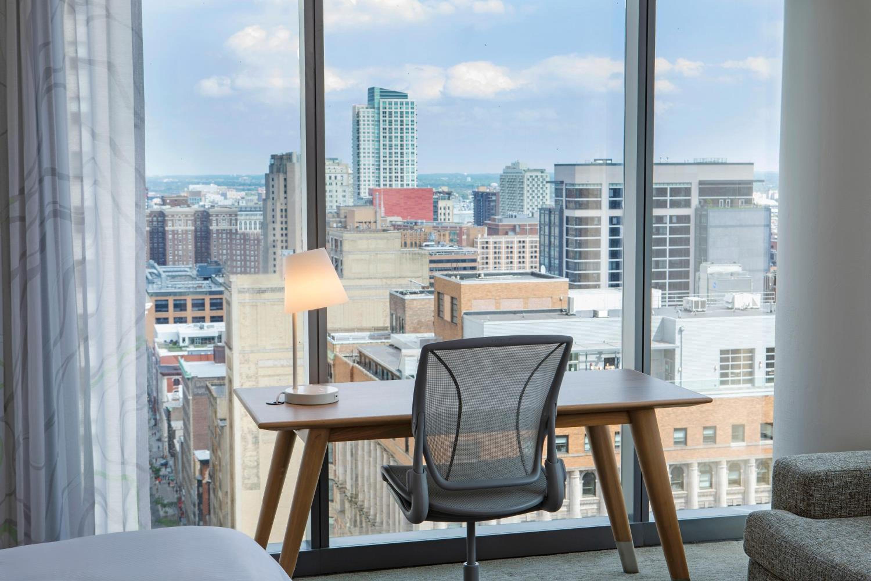 Executive, Larger Guest room, 1 King, City view - Photo 5