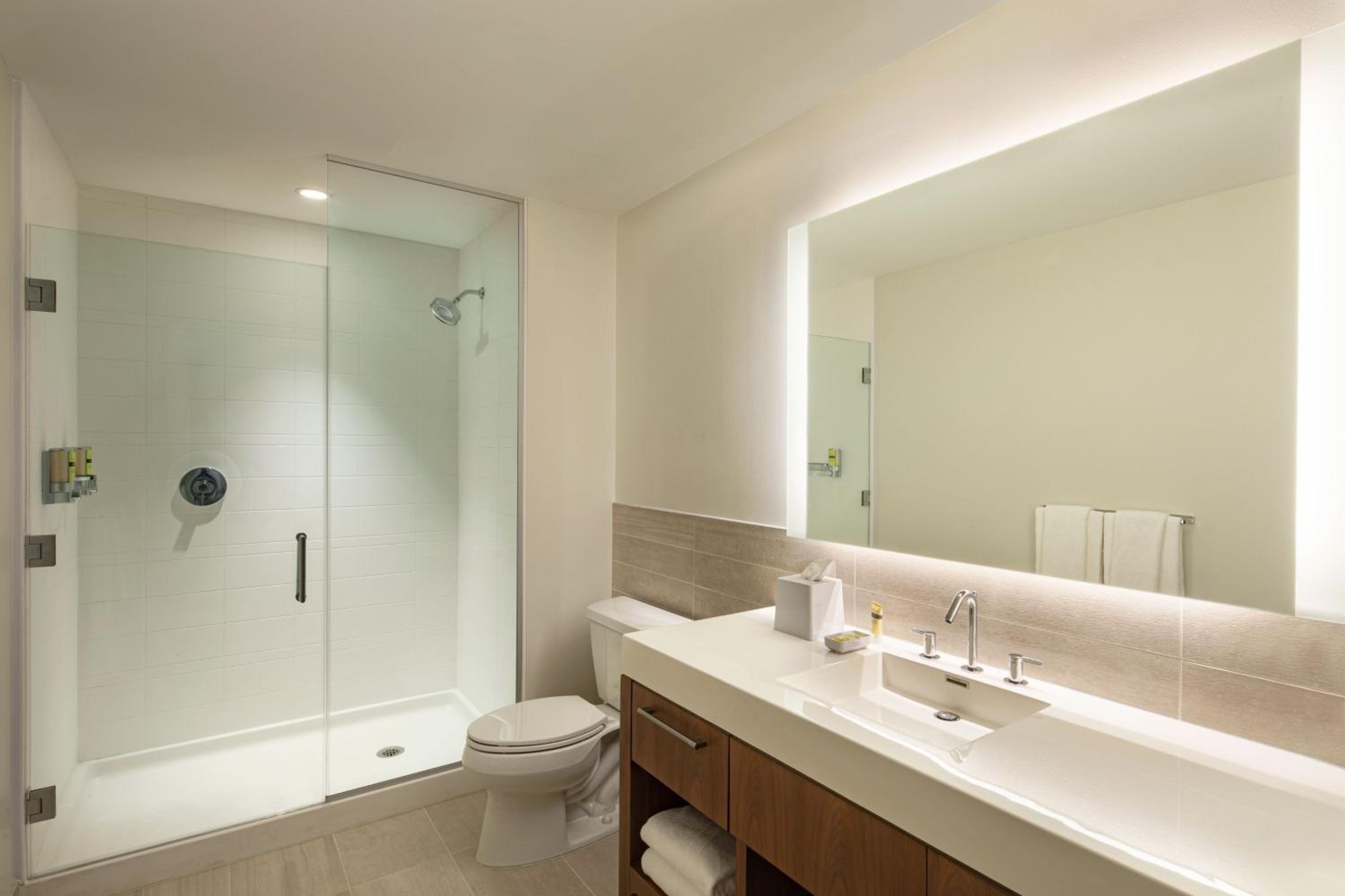 Guest room, 1 King, City view - Photo 2