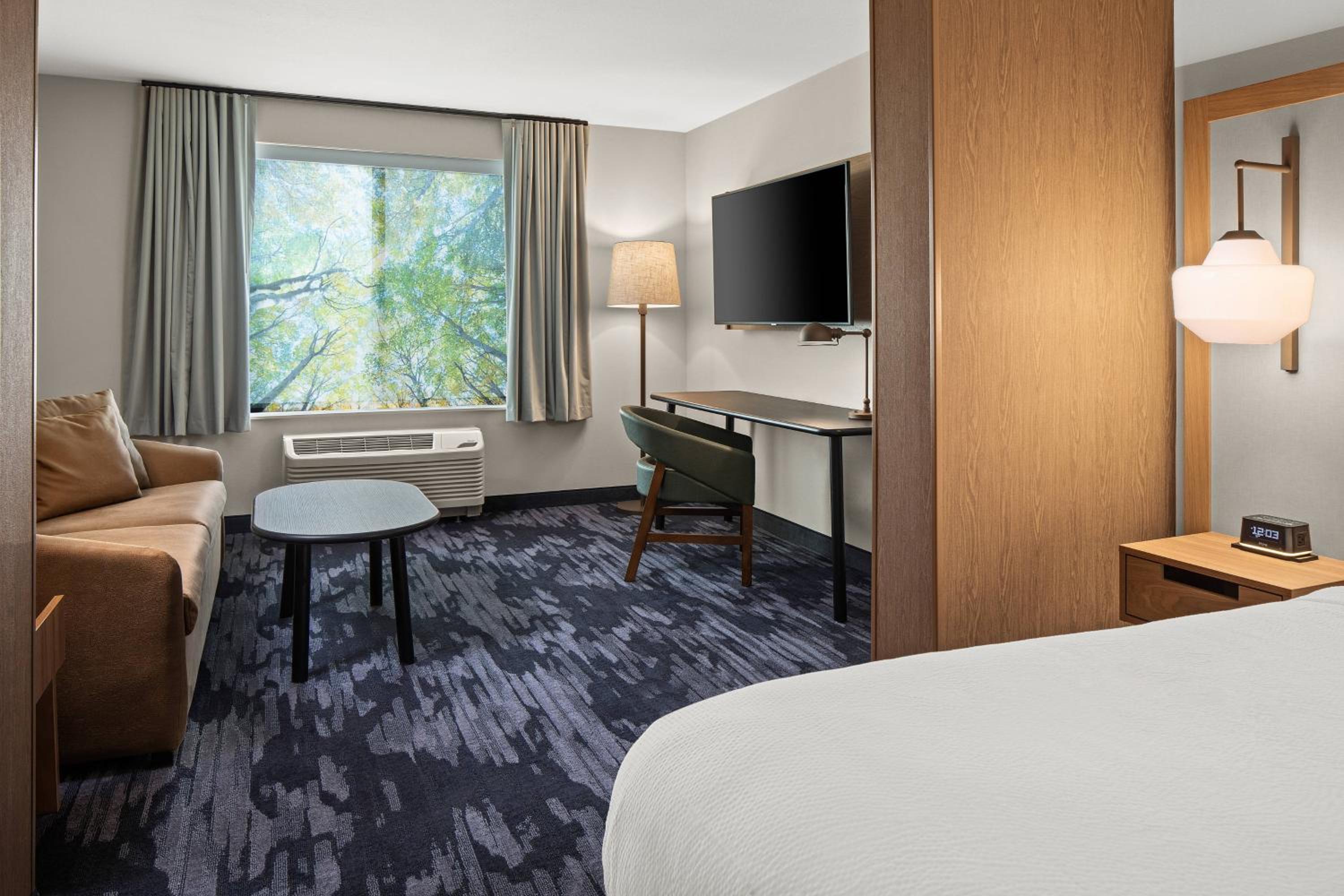 Executive King Suite with Sofa Bed - Photo 2