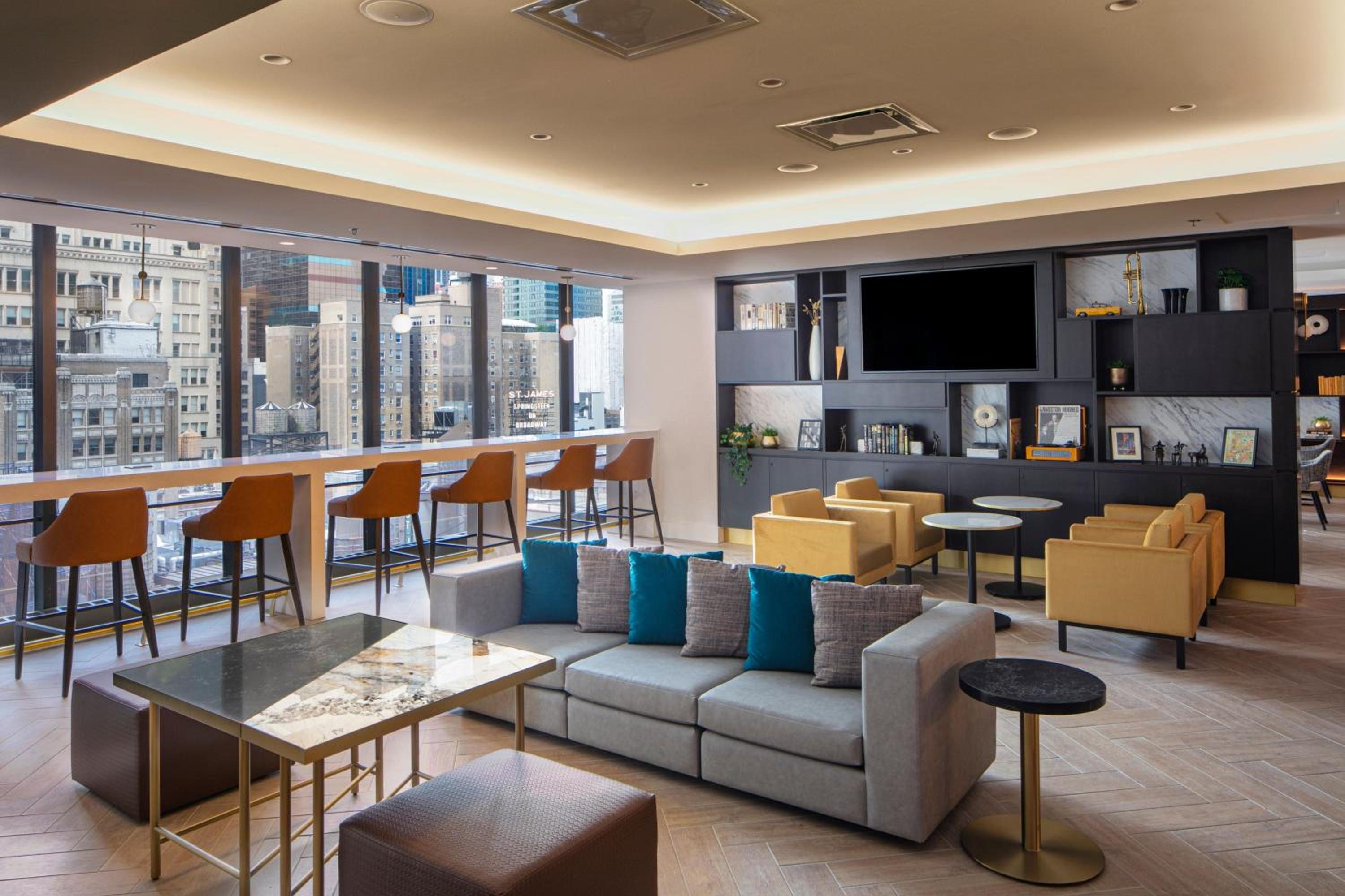 One-Bedroom Deluxe Suite with Two Double Beds and Sofa Bed - Club Lounge Access