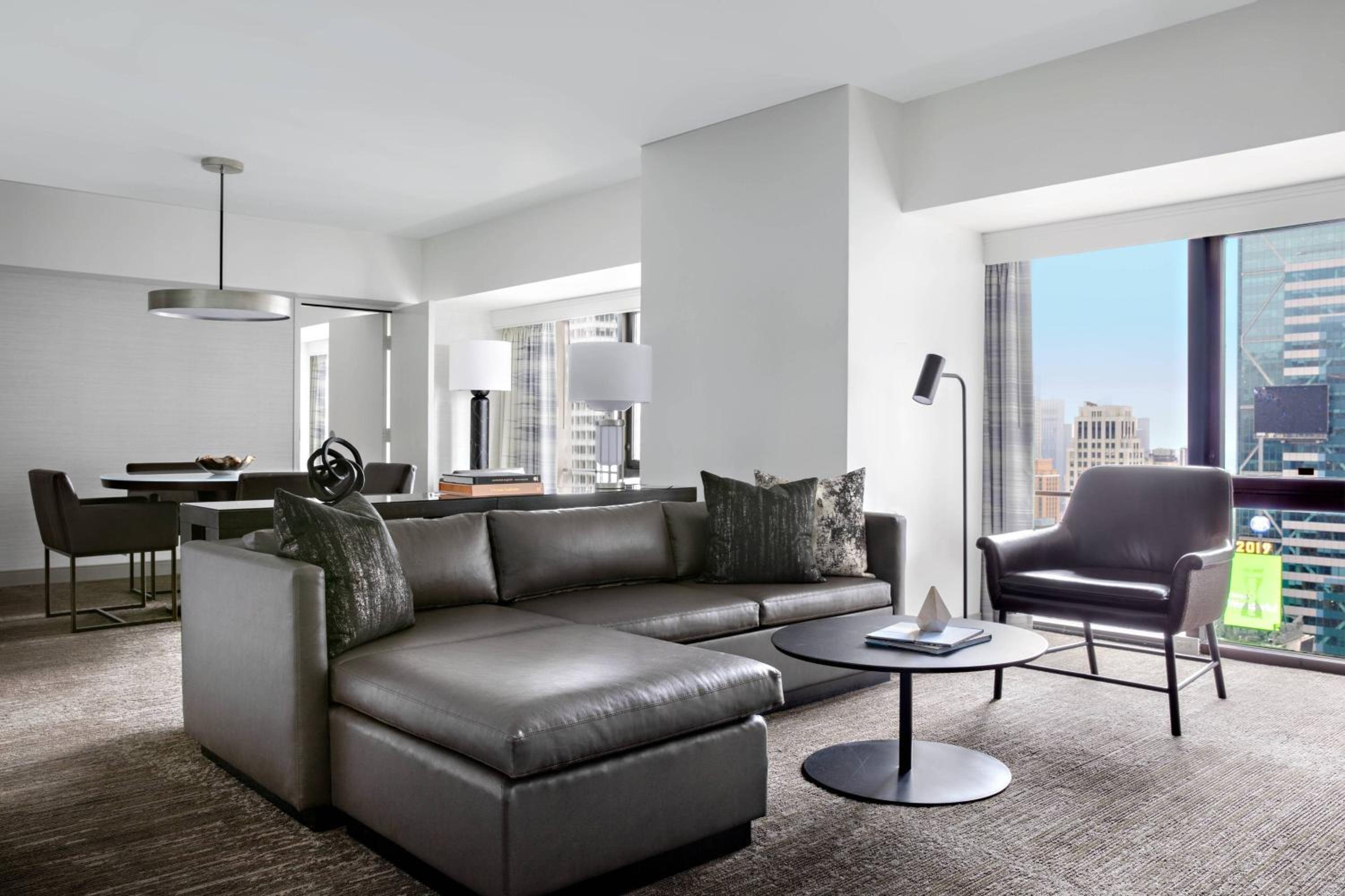 Executive King Suite with Sofa Bed - Club Lounge Access thumbnail 6