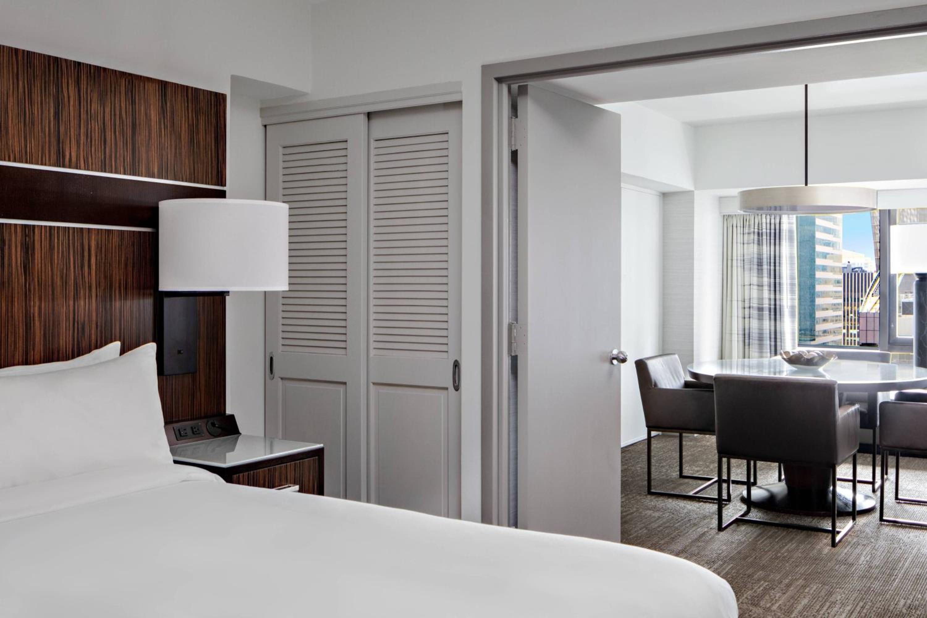 Executive King Suite with Sofa Bed - Club Lounge Access thumbnail 5
