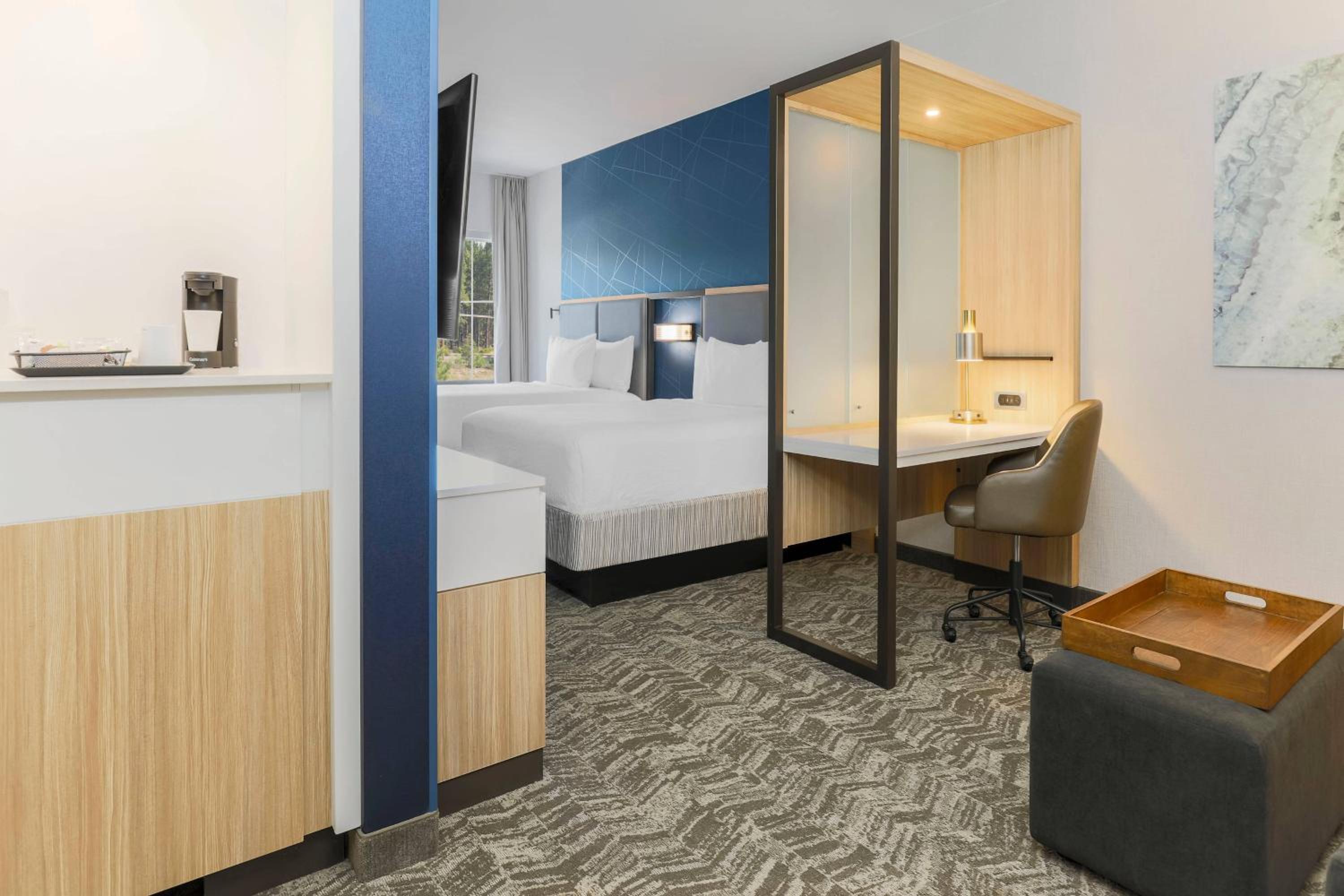 Suite with Two Queen Beds and Trundle Bed - Hearing Accessible - Photo 4