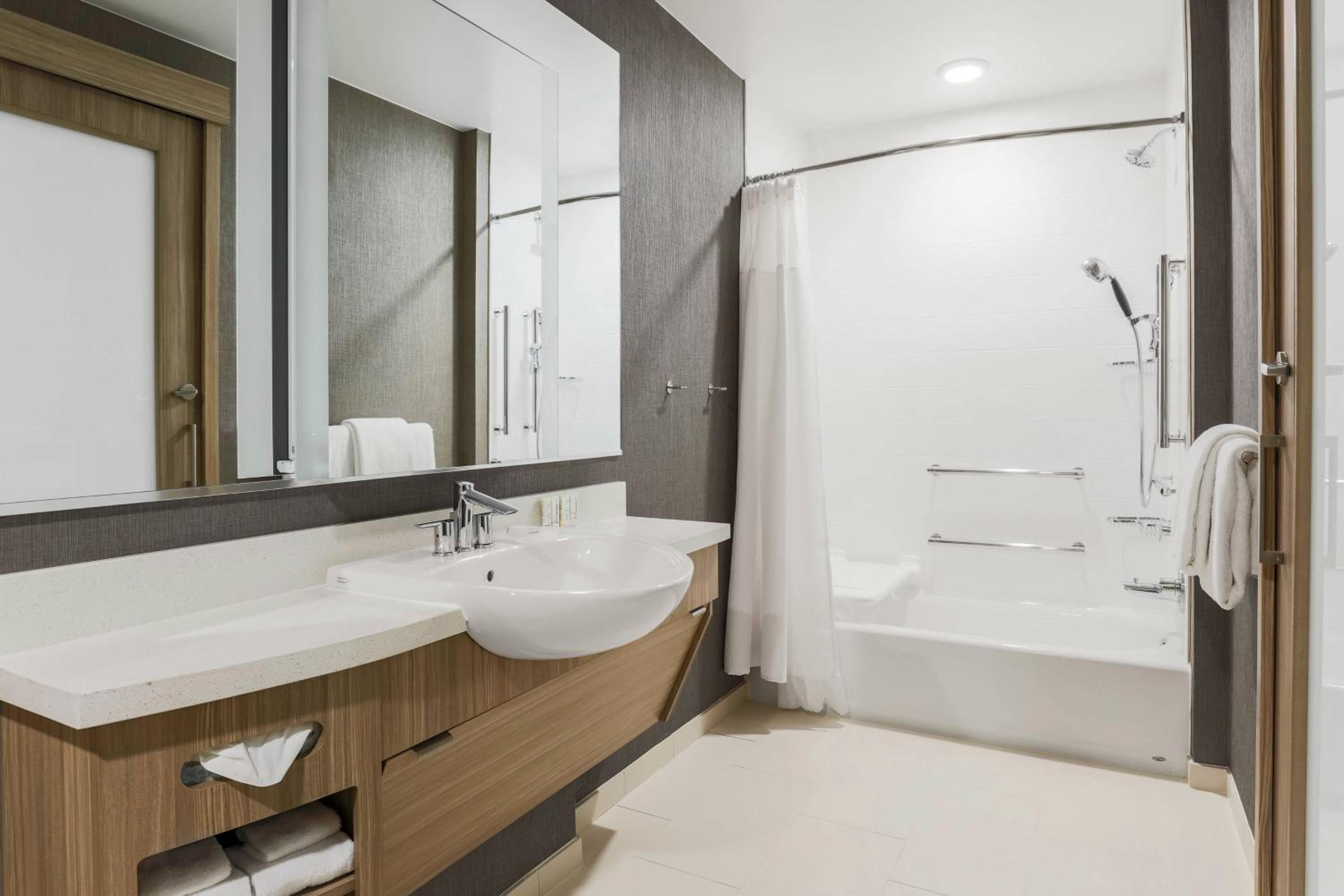 Suite with Two Queen Beds and Trundle Bed - Hearing Accessible - Photo 7