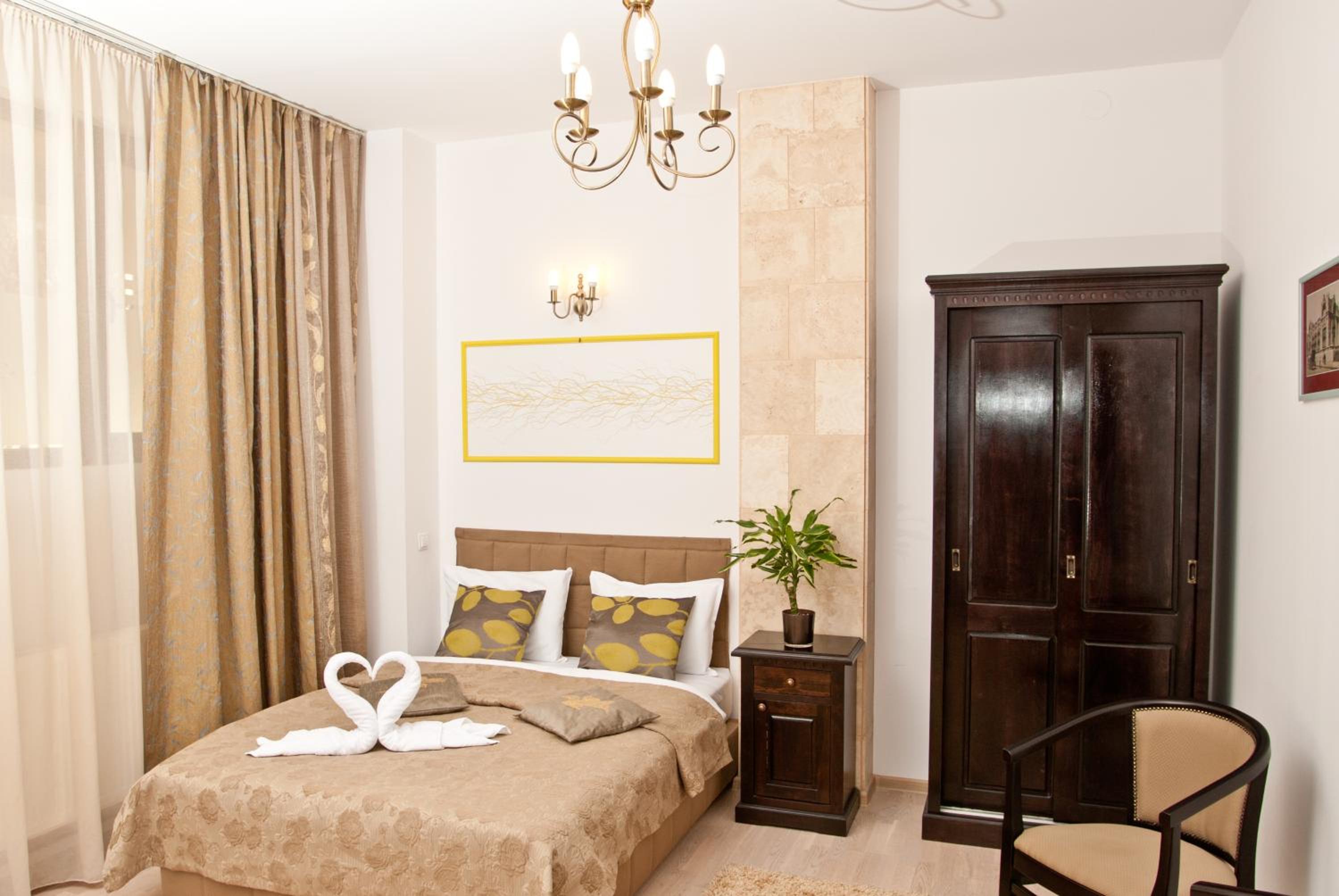 Double Room - Photo 16