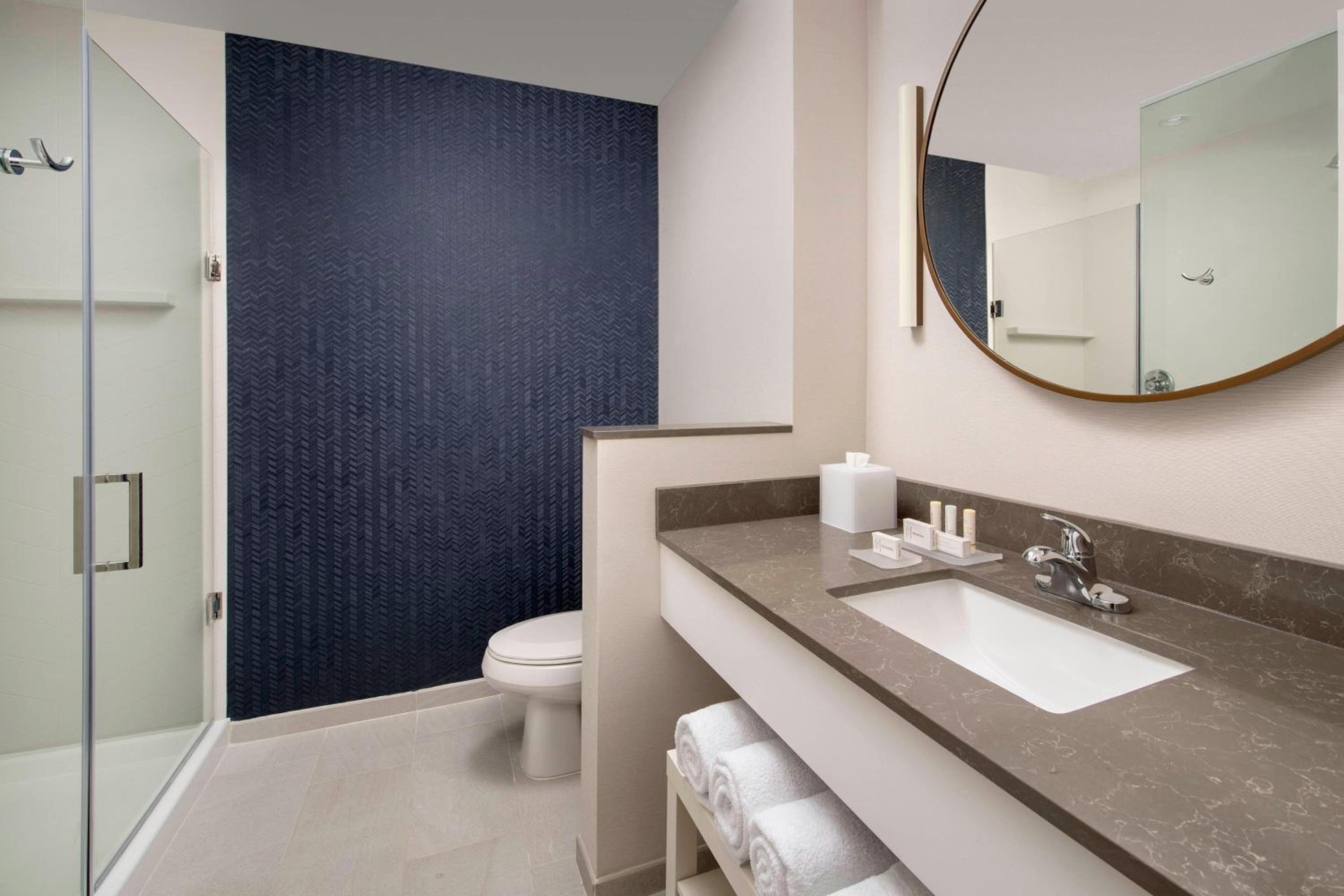 Guest Room, 1 King - Photo 2