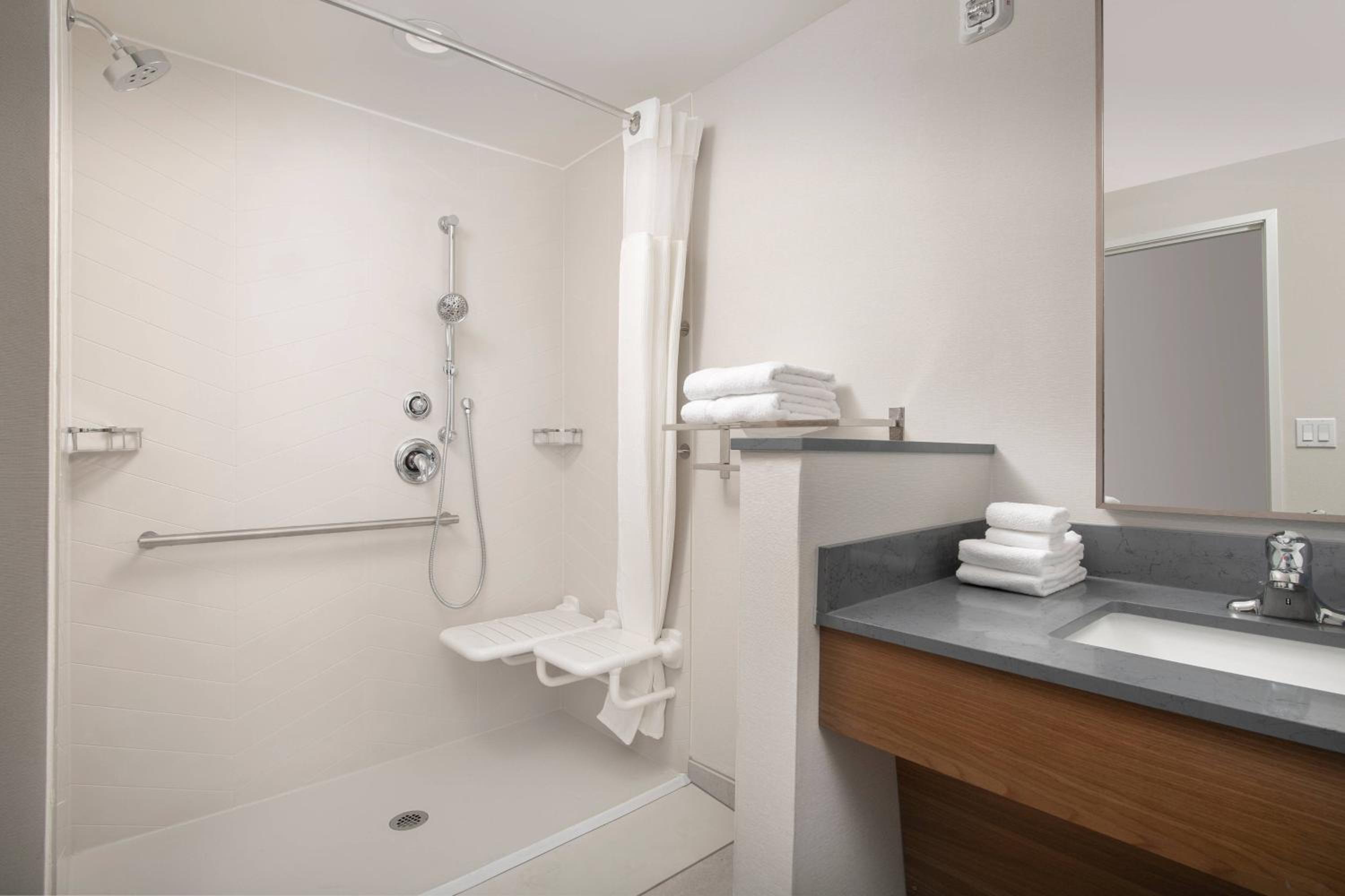 Guest Room, 1 King - Photo 3