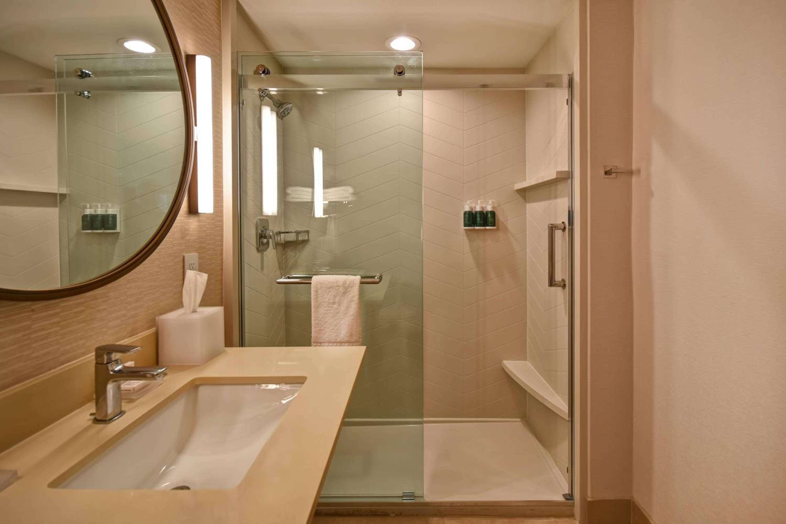 Guest Room, 1 King - Photo 2
