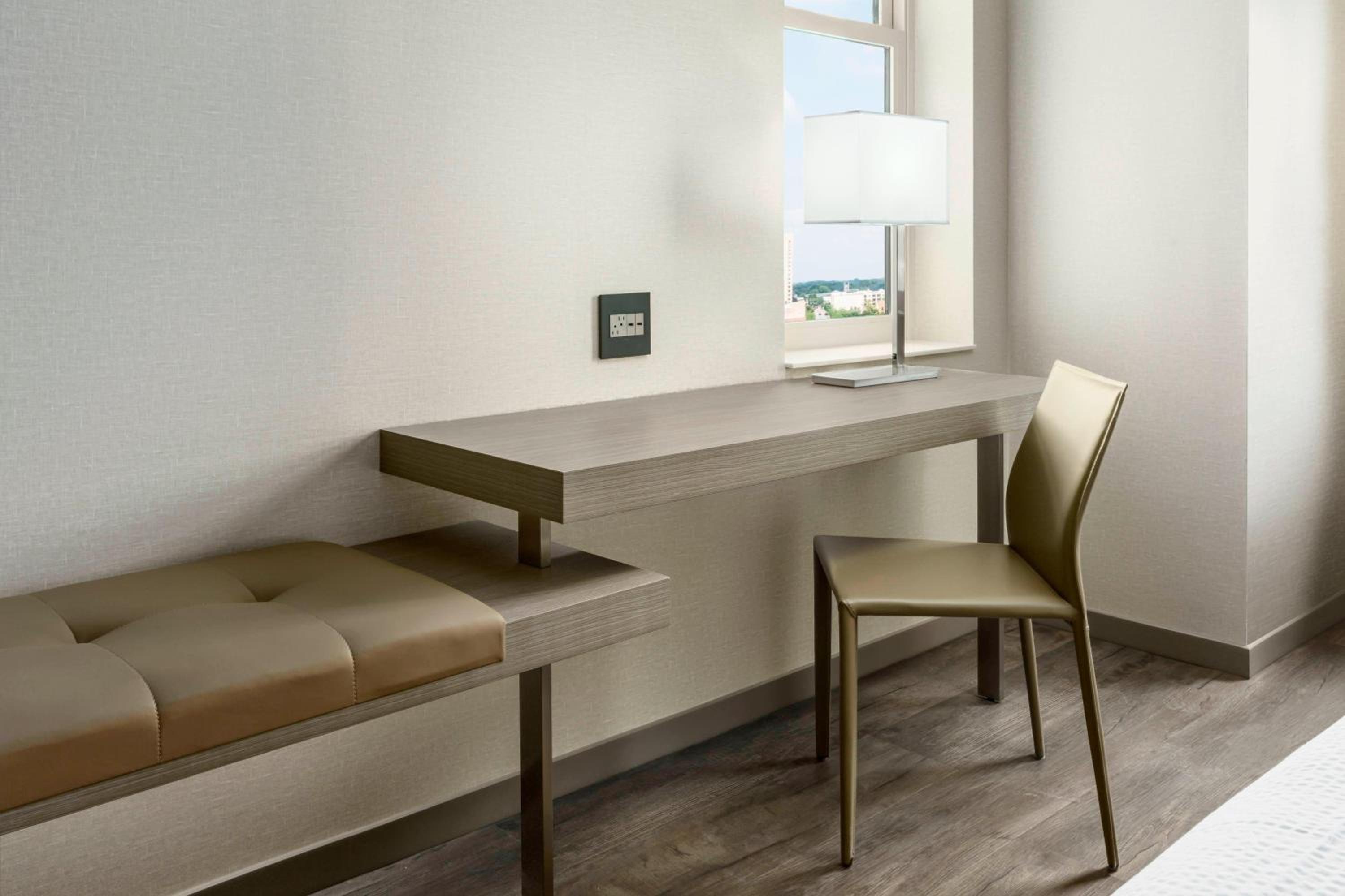 King Room with Sofa Bed, High Floor  photo 2