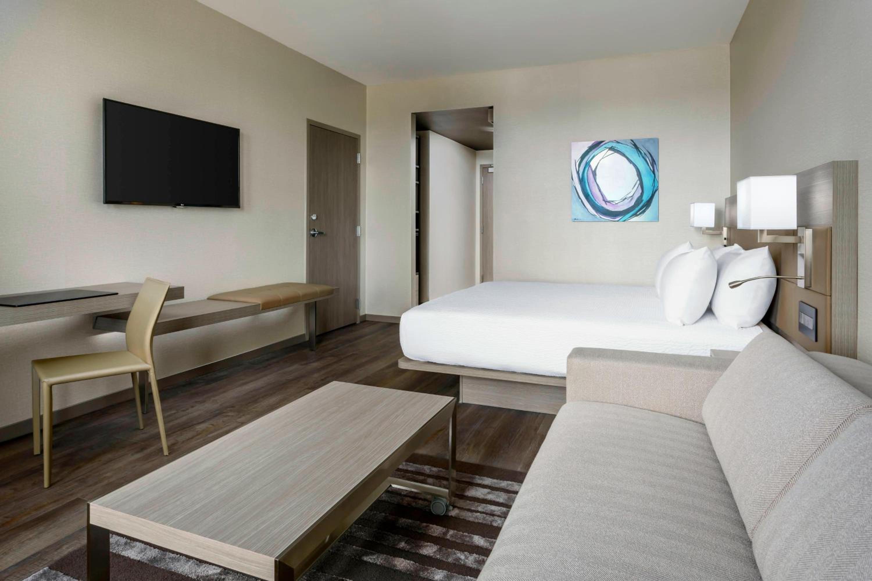 King Room with Sofa Bed, High Floor  photo 3